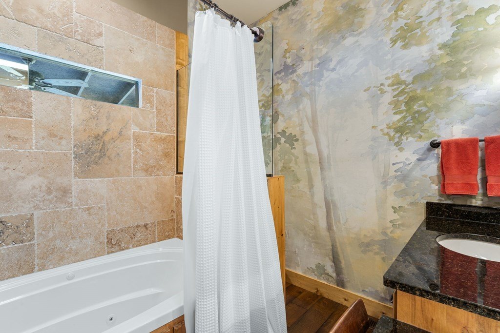 Murphy, North Carolina, 28906, United States, 3 Bedrooms Bedrooms, ,3 BathroomsBathrooms,Residential,For Sale,1982645