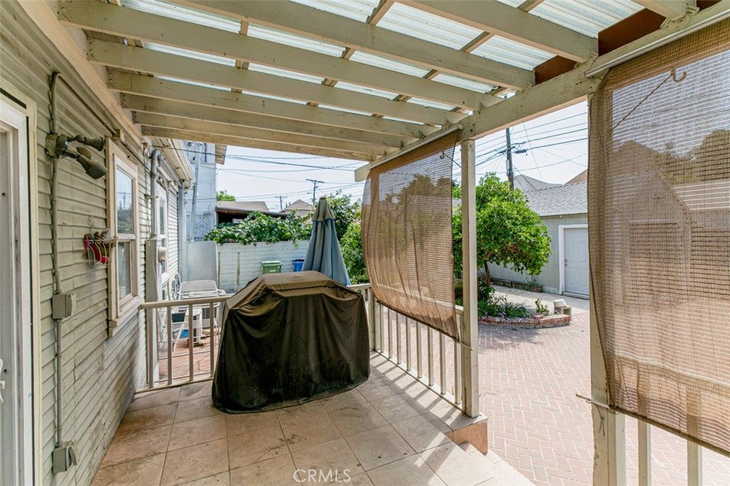 Los Angeles, California, 90006, United States, 5 Bedrooms Bedrooms, ,2 BathroomsBathrooms,Residential,For Sale,1940341