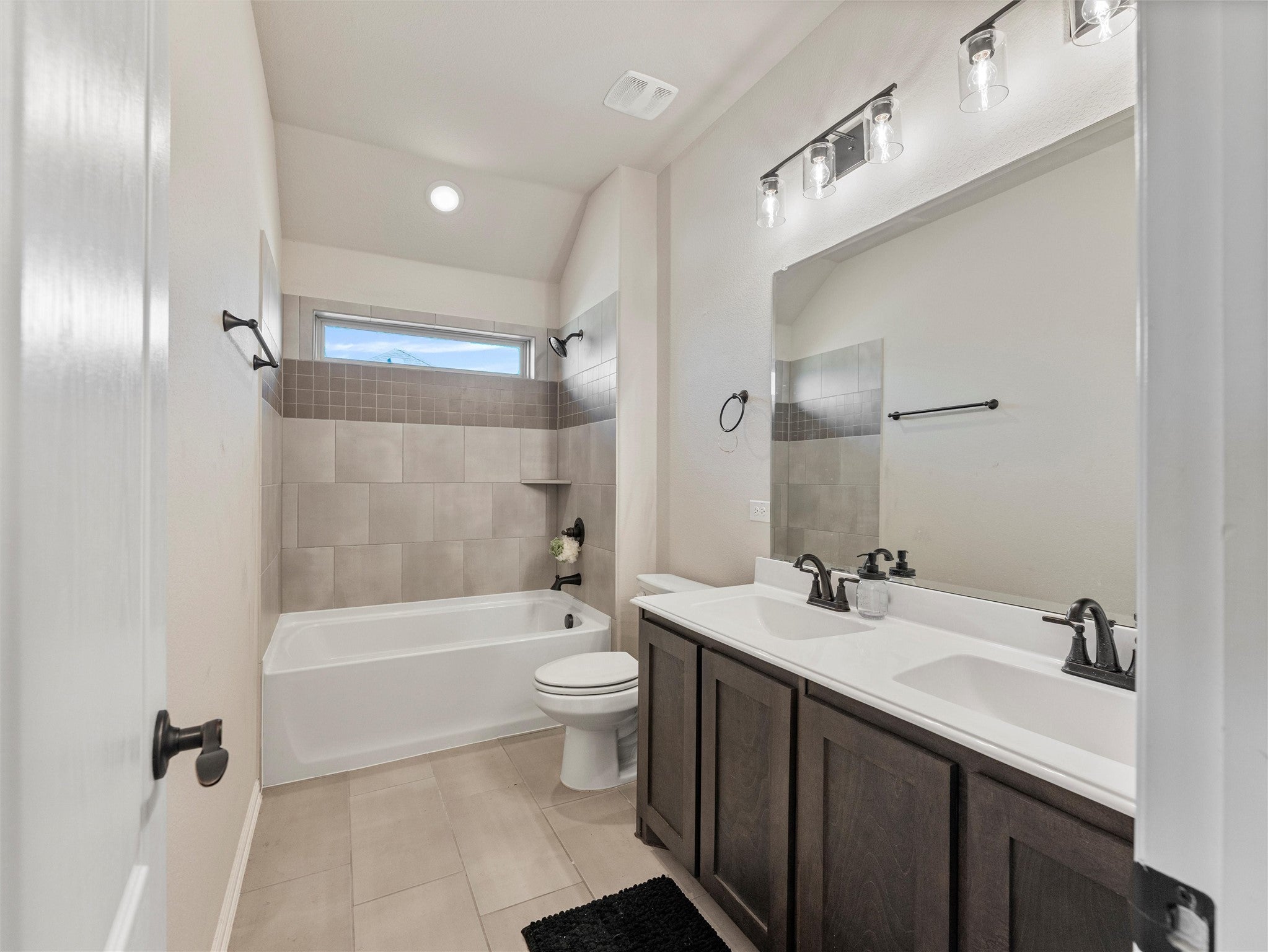 Waxahachie, Texas, 75165, United States, 5 Bedrooms Bedrooms, ,4 BathroomsBathrooms,Residential,For Sale,1989911