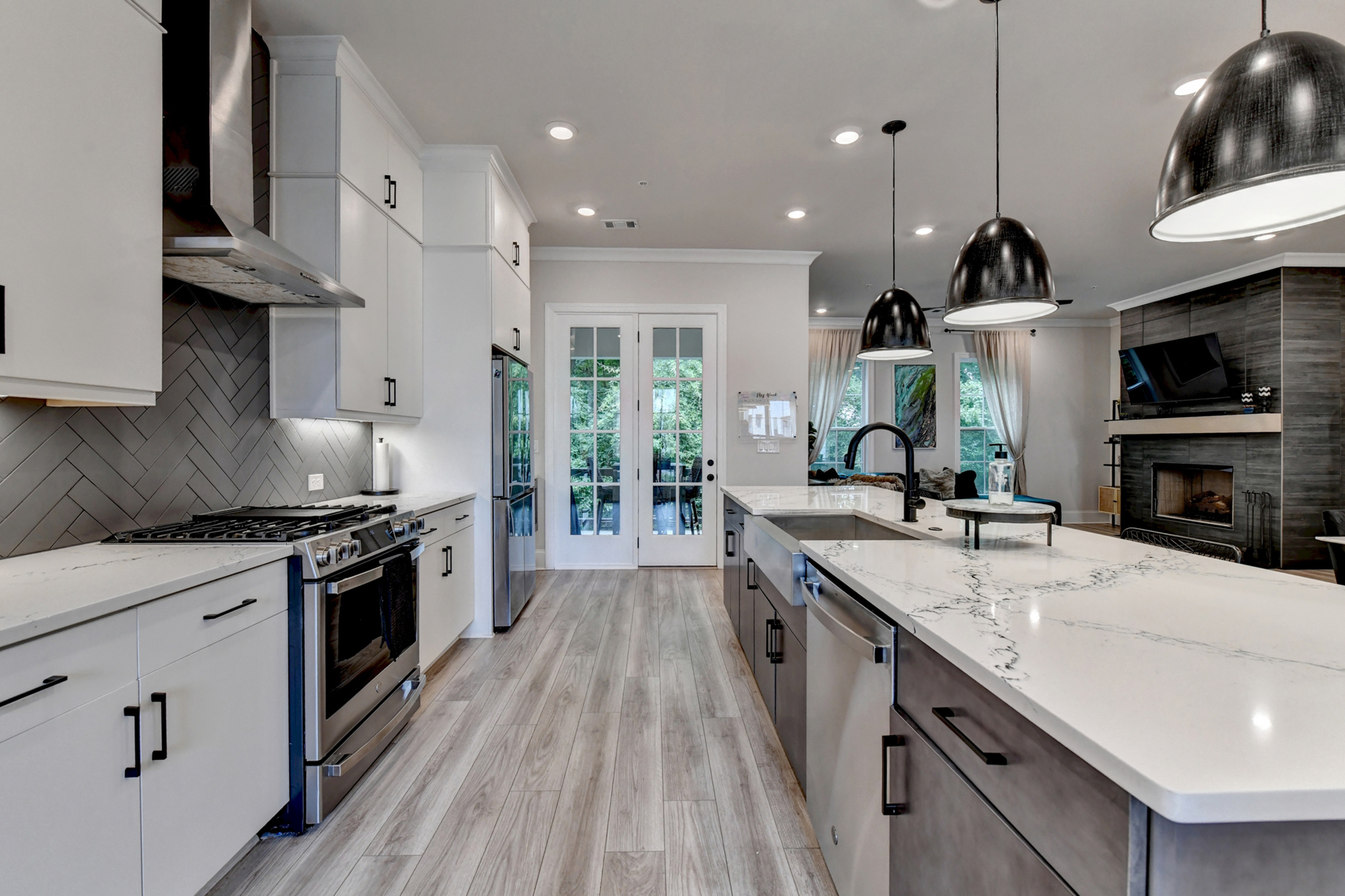 Welcome Home to this Magnificent Three-Story Townhome - 物件實景