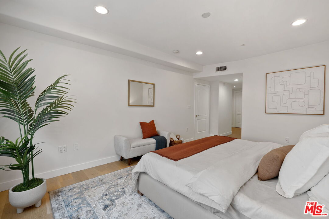 Los Angeles, California, 90025, United States, 3 Bedrooms Bedrooms, ,3 BathroomsBathrooms,Residential,For Sale,1939607