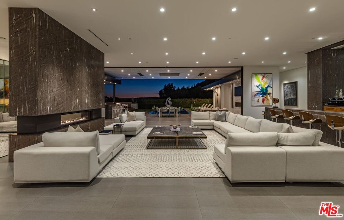 Beverly Hills, California, 90210, United States, 5 Bedrooms Bedrooms, ,9 BathroomsBathrooms,Residential,For Sale,1906570
