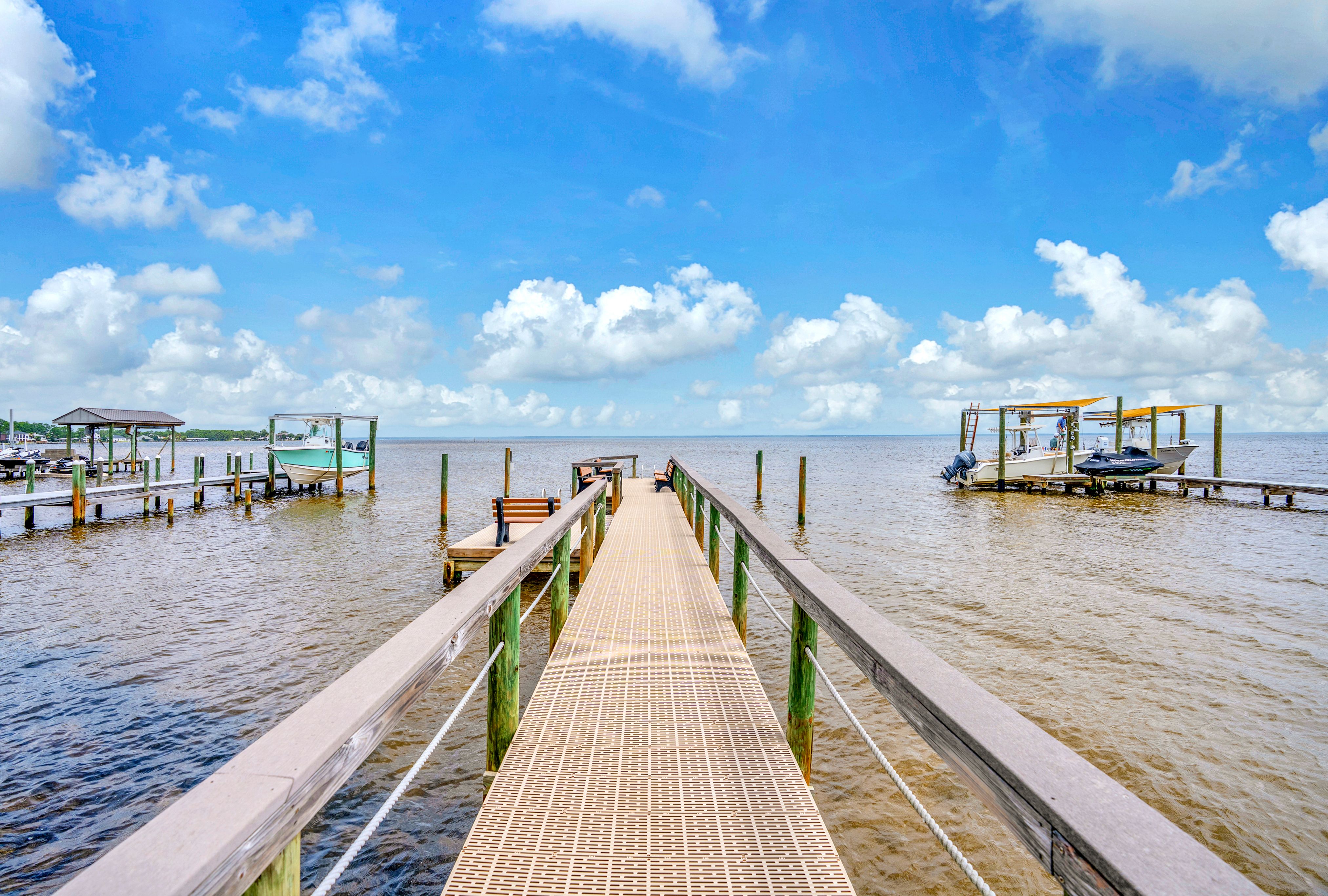  Move-In Ready Brick Home with Spacious Fenced Backyard Near the Bay - 物件實景