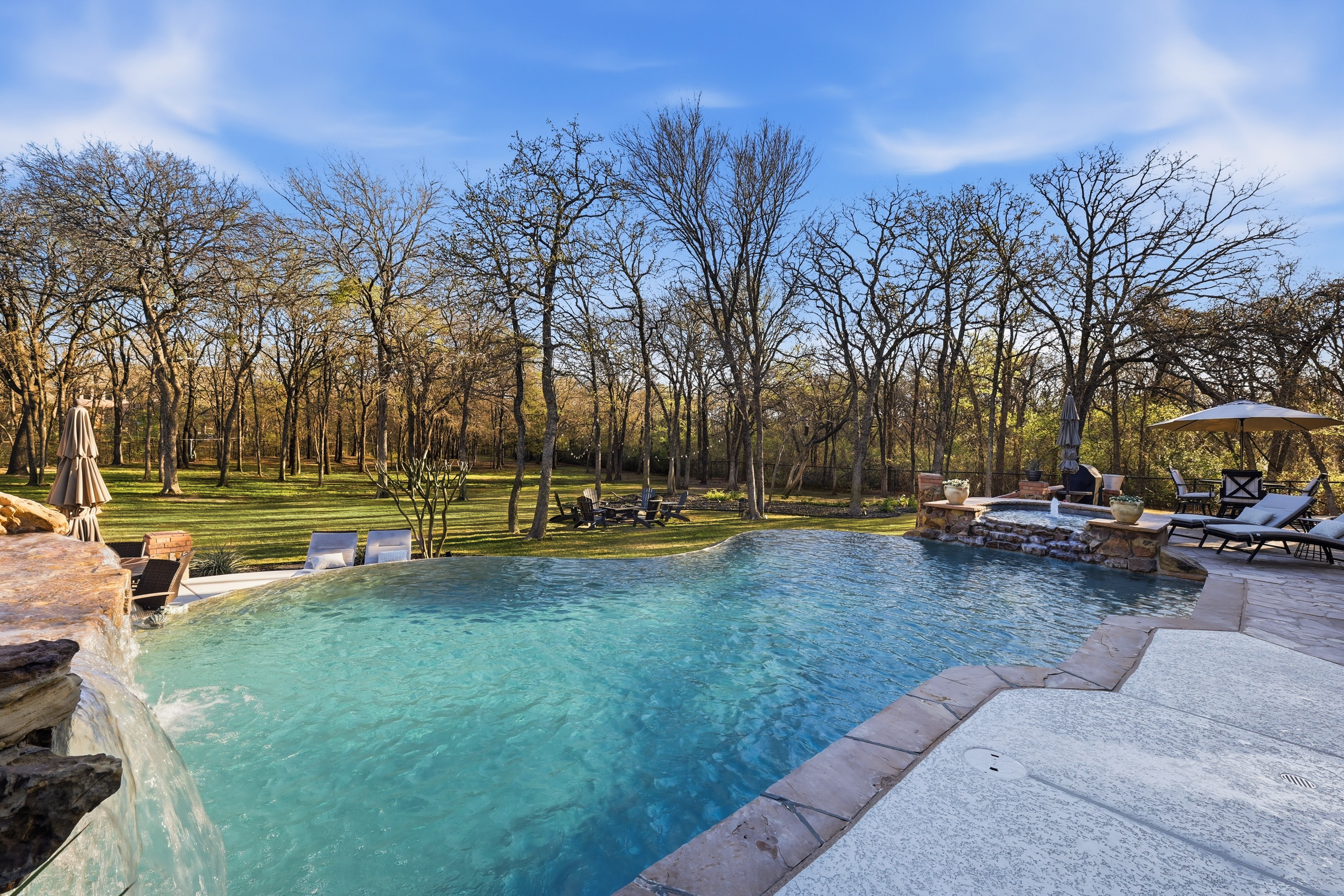  Resort-Style Estate Living on 1.9 Wooded Acres in Prestigious Shadow Wood Estate - 物件實景