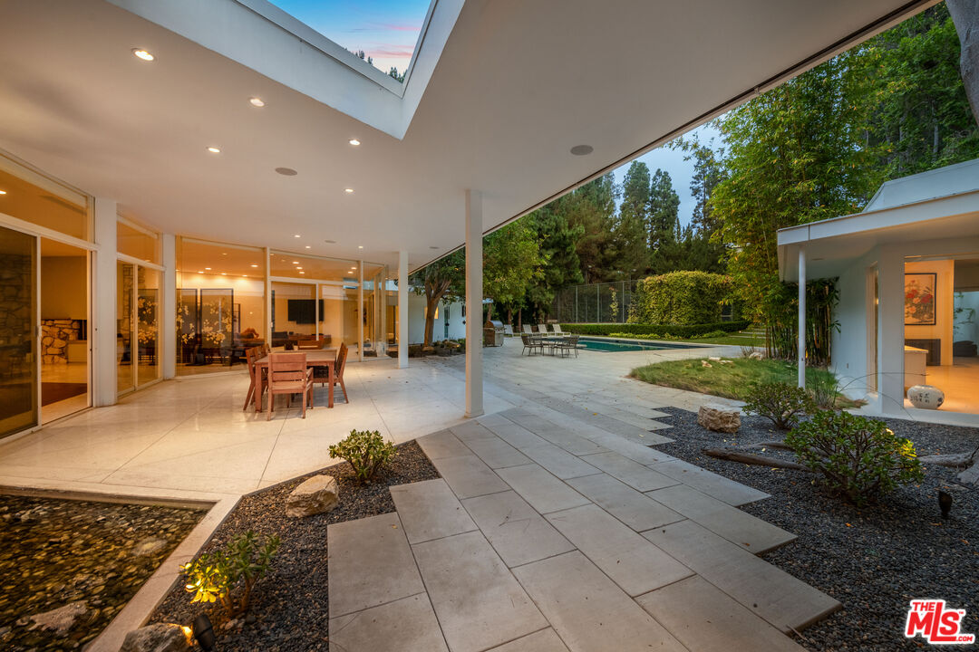Beverly Hills, California, 90210, United States, 7 Bedrooms Bedrooms, ,2 BathroomsBathrooms,Residential,For Sale,1896171