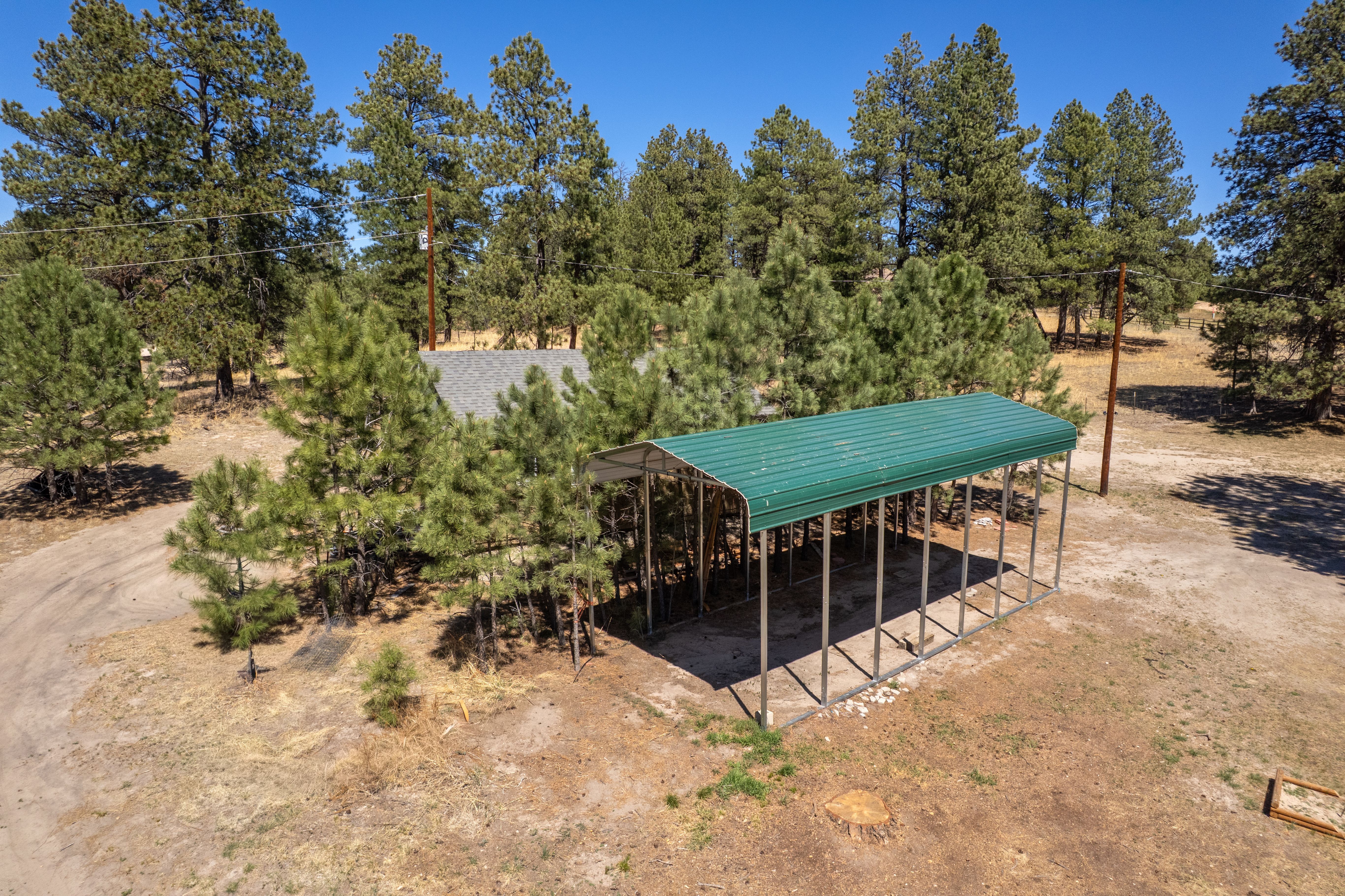  Set behind a gated entry on two and a half wooded acres - 物件實景