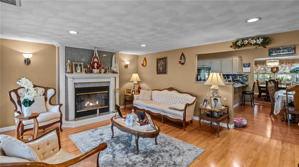 Barrington, Rhode Island, 02806, United States, 3 Bedrooms Bedrooms, ,3 BathroomsBathrooms,Residential,For Sale,2012853