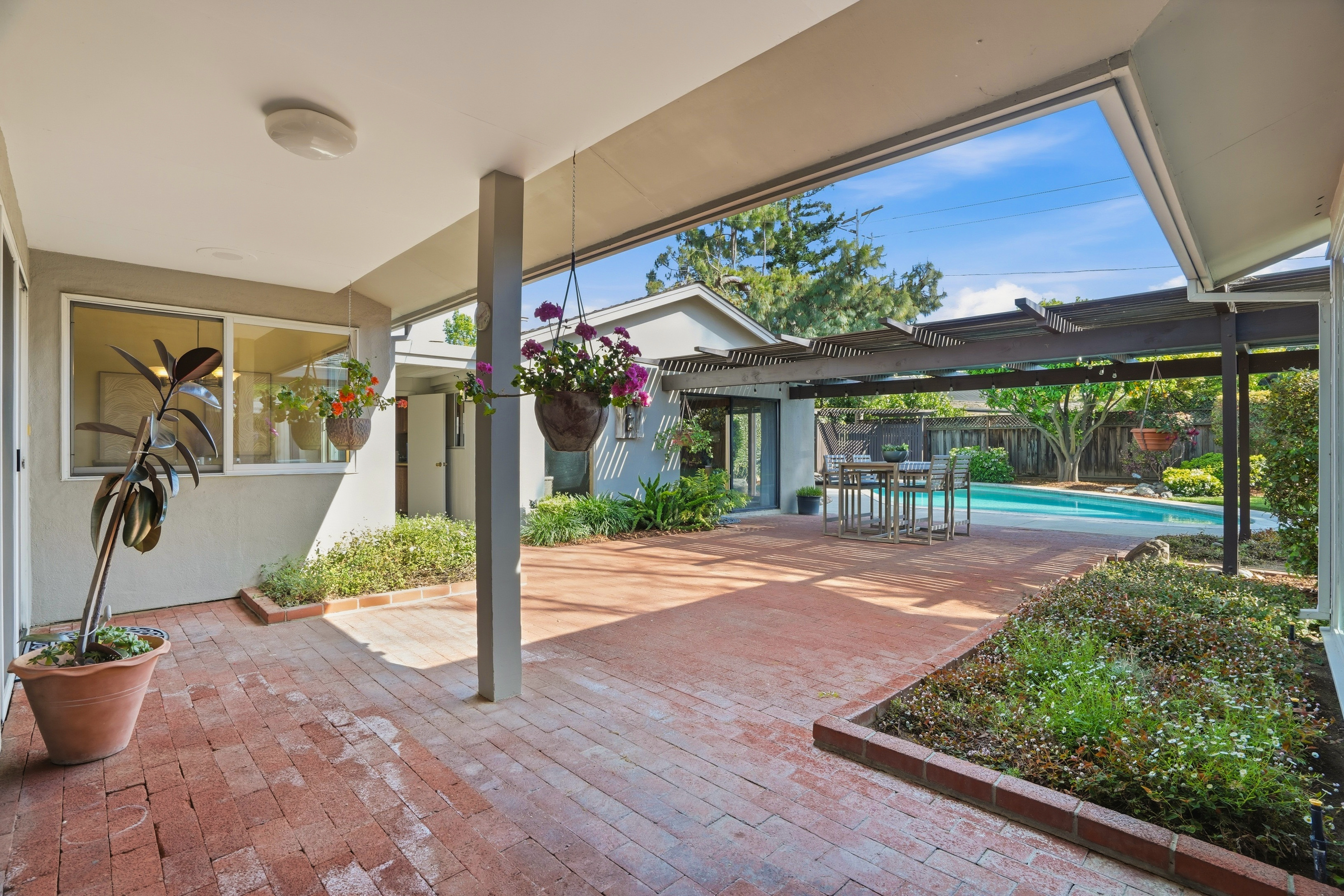  Single-Level Rancher in Coveted Neighborhood - 物件實景