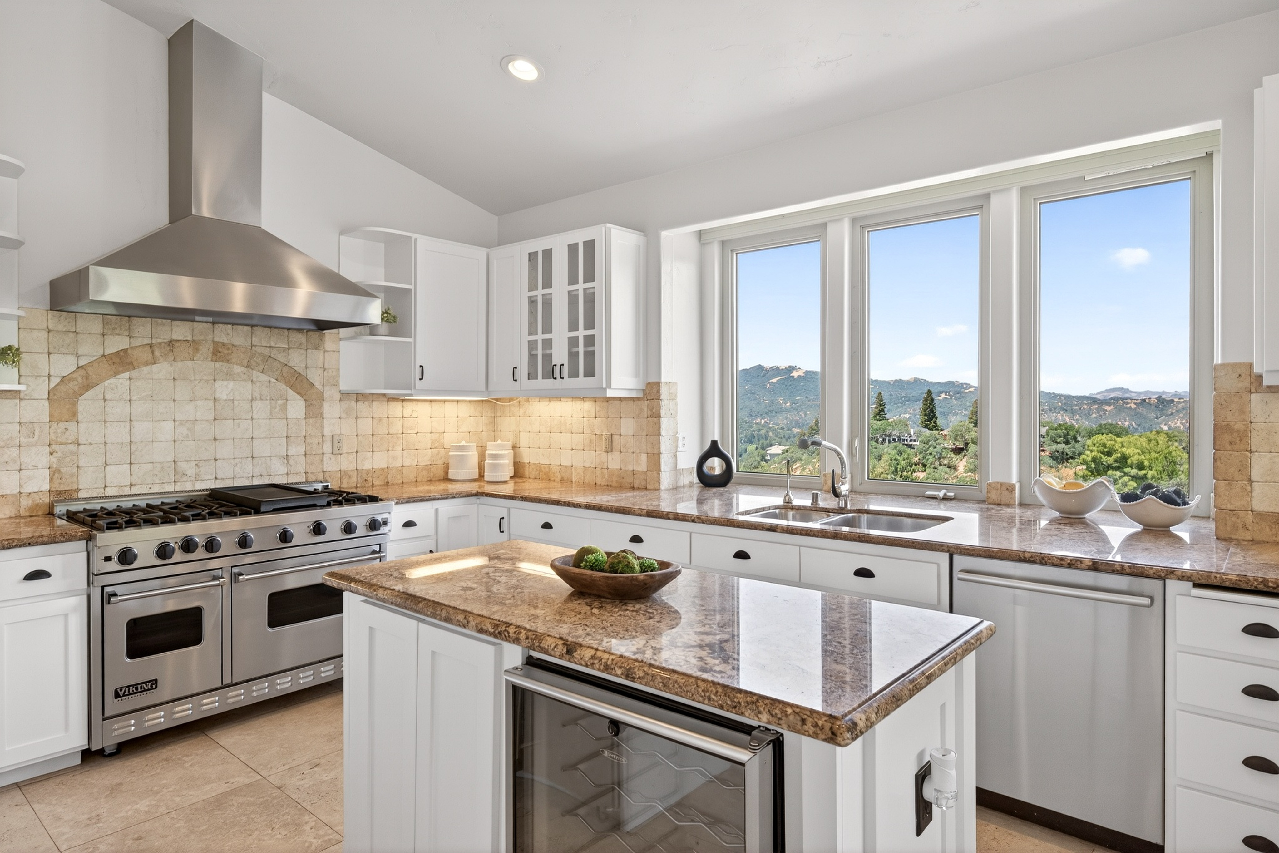  An Extraordinary Round Hill Estate Defined by Privacy, Views, and Sophistication - 物件實景