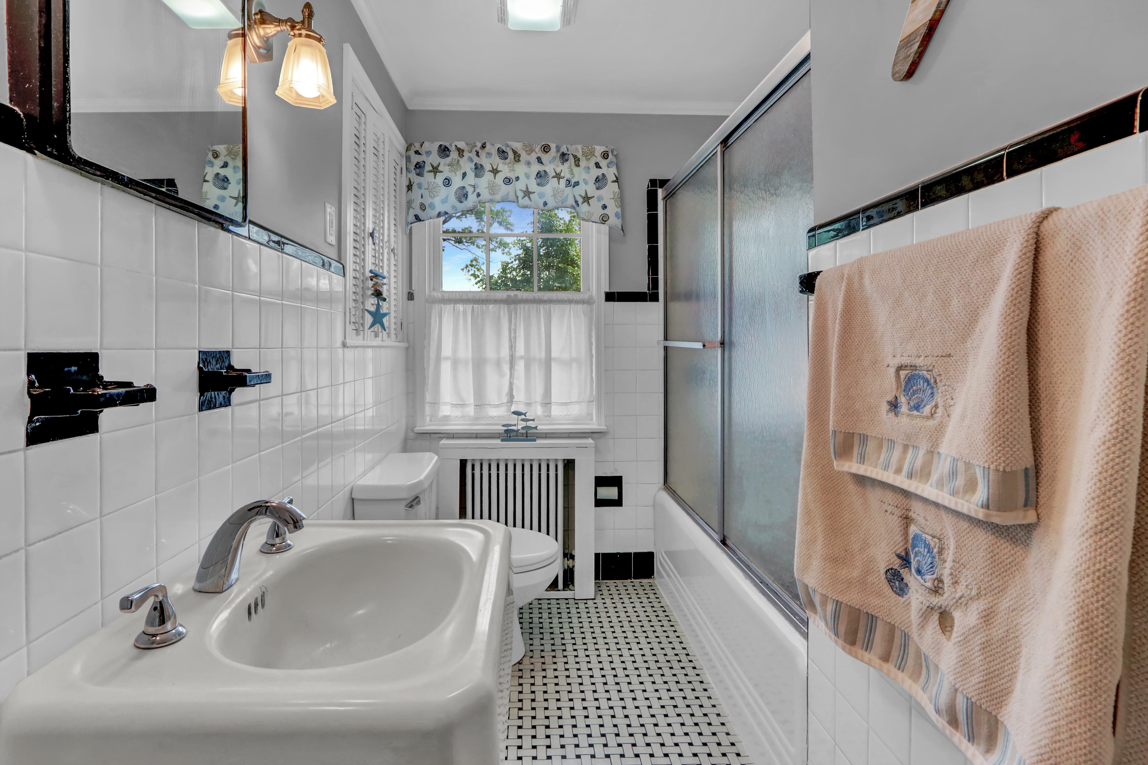 Babylon, New York, 11702, United States, 3 Bedrooms Bedrooms, ,2 BathroomsBathrooms,Residential,For Sale,1861866