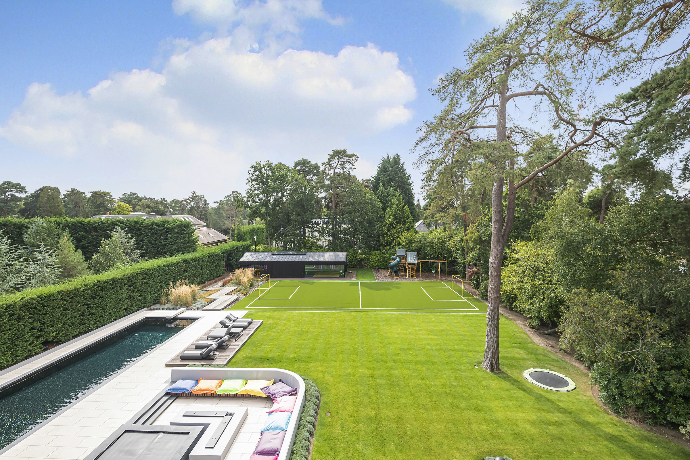  Luxury amenities and an abundance of space in this gated home - 物件實景