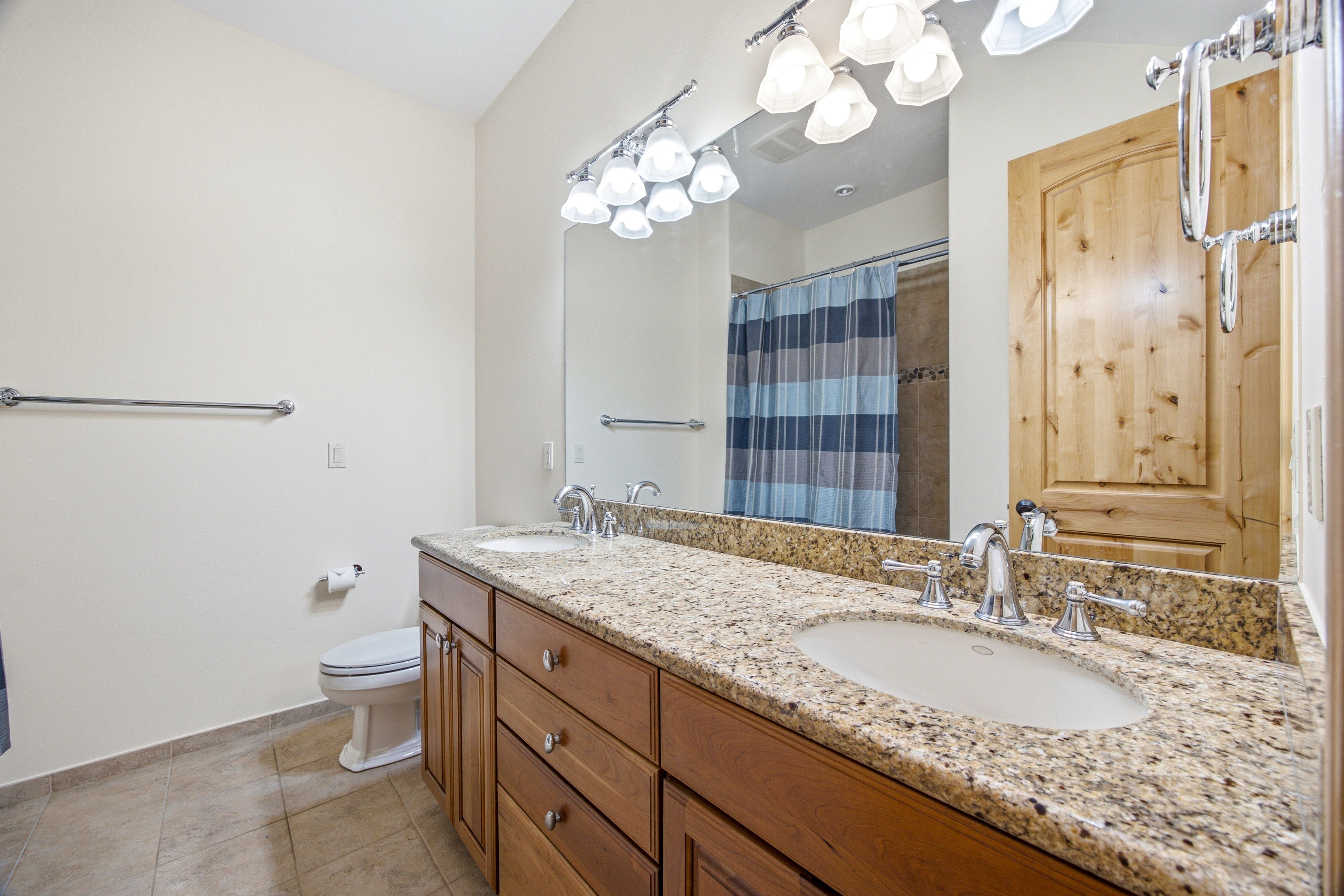  Custom-built, Single-family Home in the Exclusive Grand Traverse Neighborhood - 物件實景