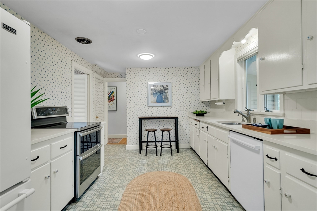 Newton, Massachusetts, 02461, United States, 3 Bedrooms Bedrooms, ,2 BathroomsBathrooms,Residential,For Sale,1940775