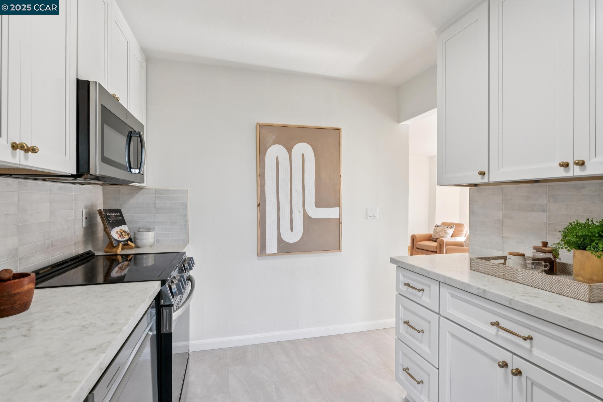 Oakland, California, 94610, United States, 2 Bedrooms Bedrooms, ,2 BathroomsBathrooms,Residential,For Sale,1984718