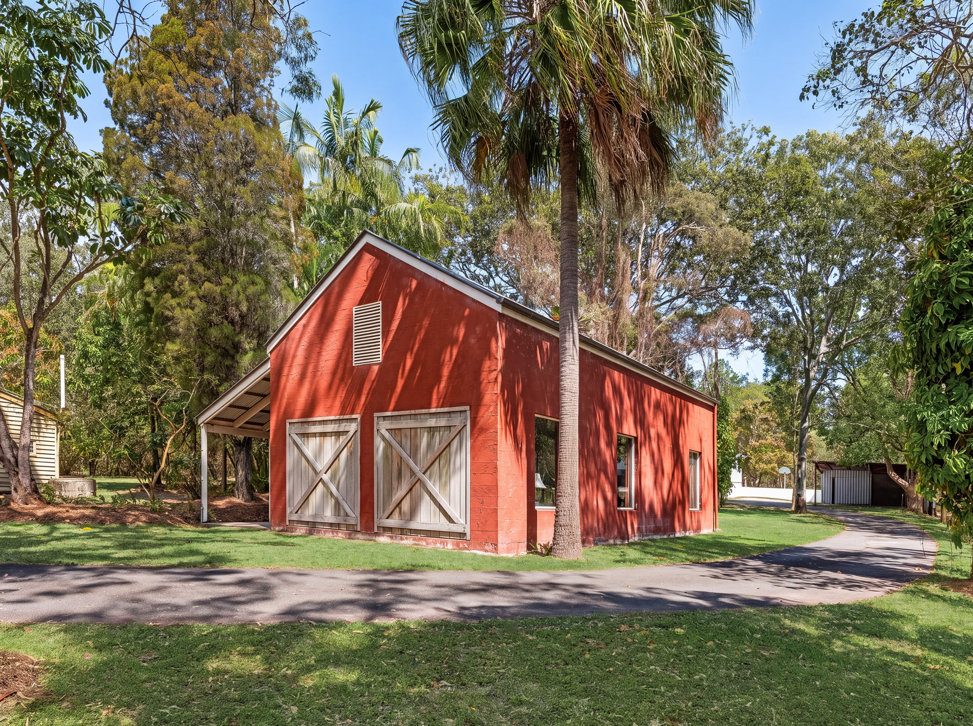  Tranquil, Acreage Oasis: Wrapped in Nature, with Rare Triple-Living Potential - 物件實景
