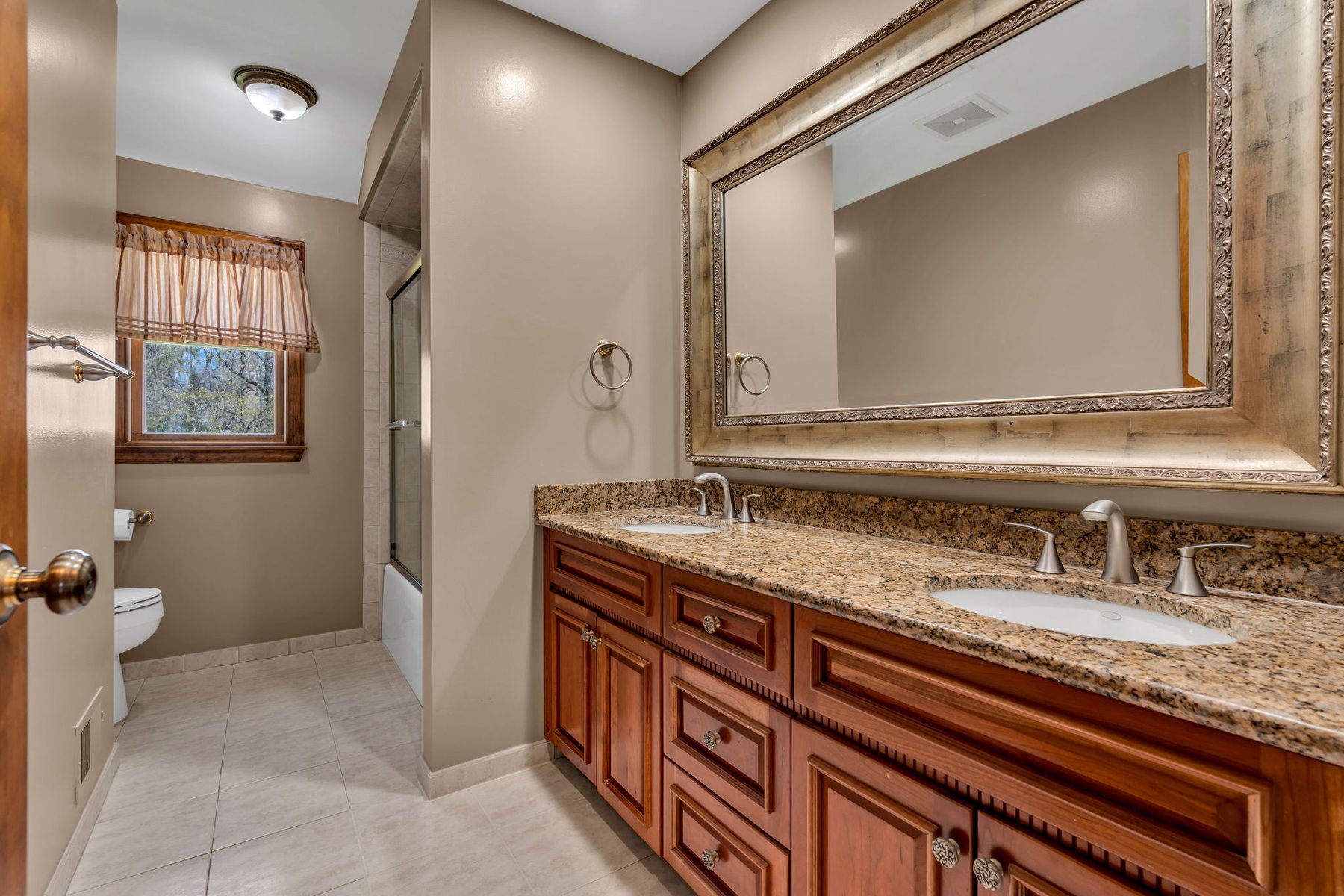  Spacious Middletown Colonial with Updates - 物件實景