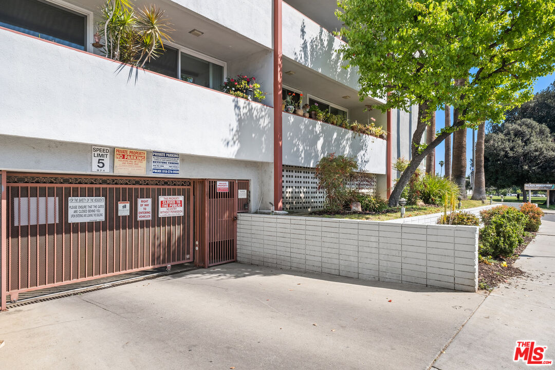 Sherman Oaks, California, 91423, United States, 2 Bedrooms Bedrooms, ,2 BathroomsBathrooms,Residential,For Sale,1920013