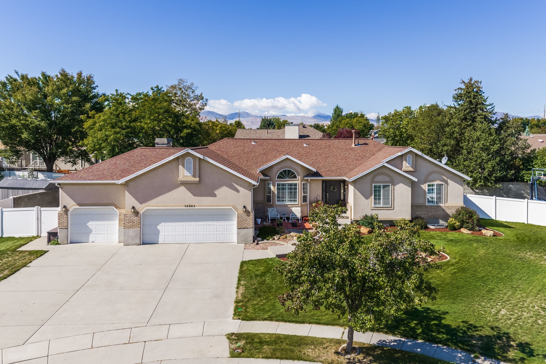  Multigenerational Living in South Jordan: 5 Beds, 2 Kitchens, 0.33-Acre Lot - 物件實景