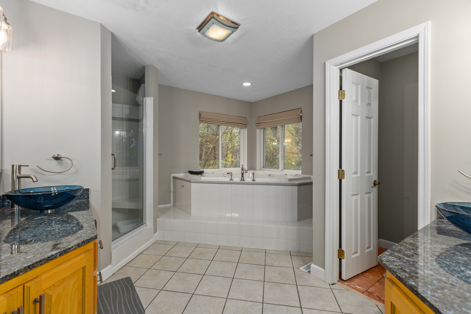 Litchfield, Illinois, 62056, United States, 5 Bedrooms Bedrooms, ,4 BathroomsBathrooms,Residential,For Sale,1979153