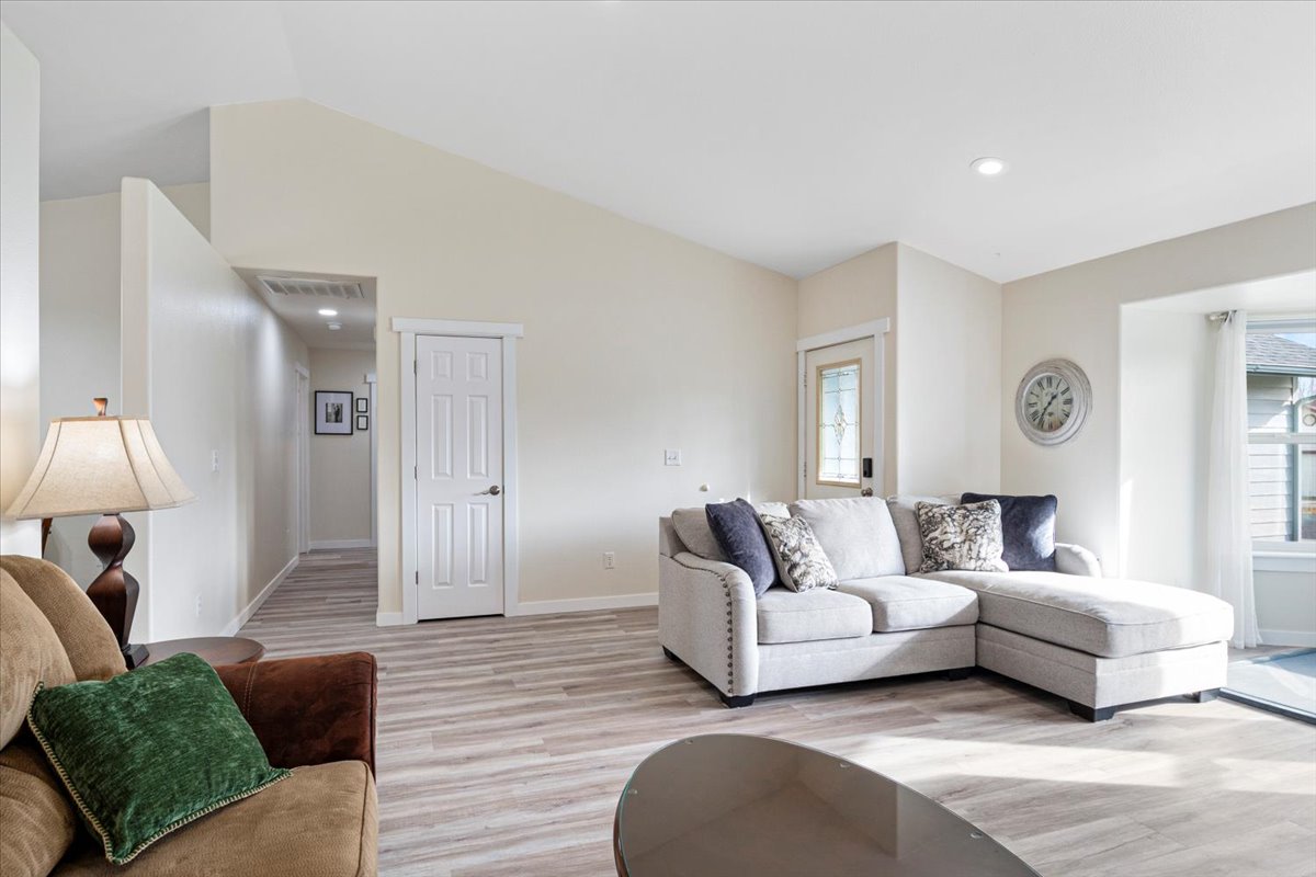 Redmond, Oregon, 97756, United States, 3 Bedrooms Bedrooms, ,2 BathroomsBathrooms,Residential,For Sale,1991530