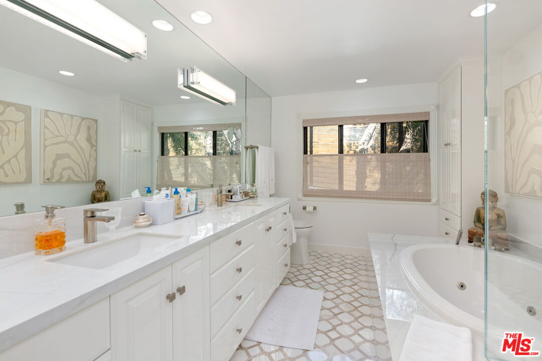 Los Angeles, California, 90049, United States, 4 Bedrooms Bedrooms, ,1 BathroomBathrooms,Residential,For Sale,1991602