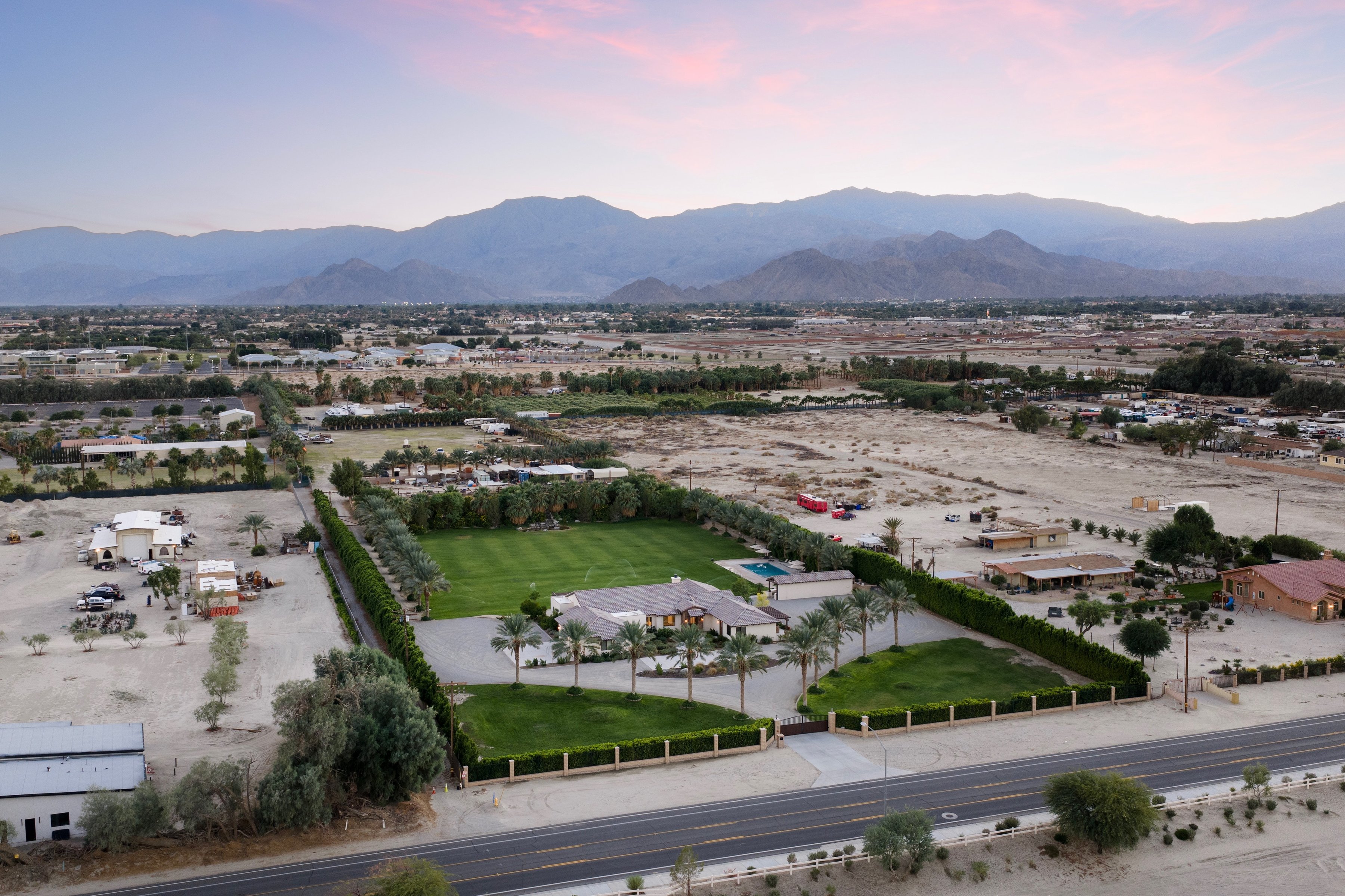  A Desert Retreat Designed to Earn and Entertain - 物件實景