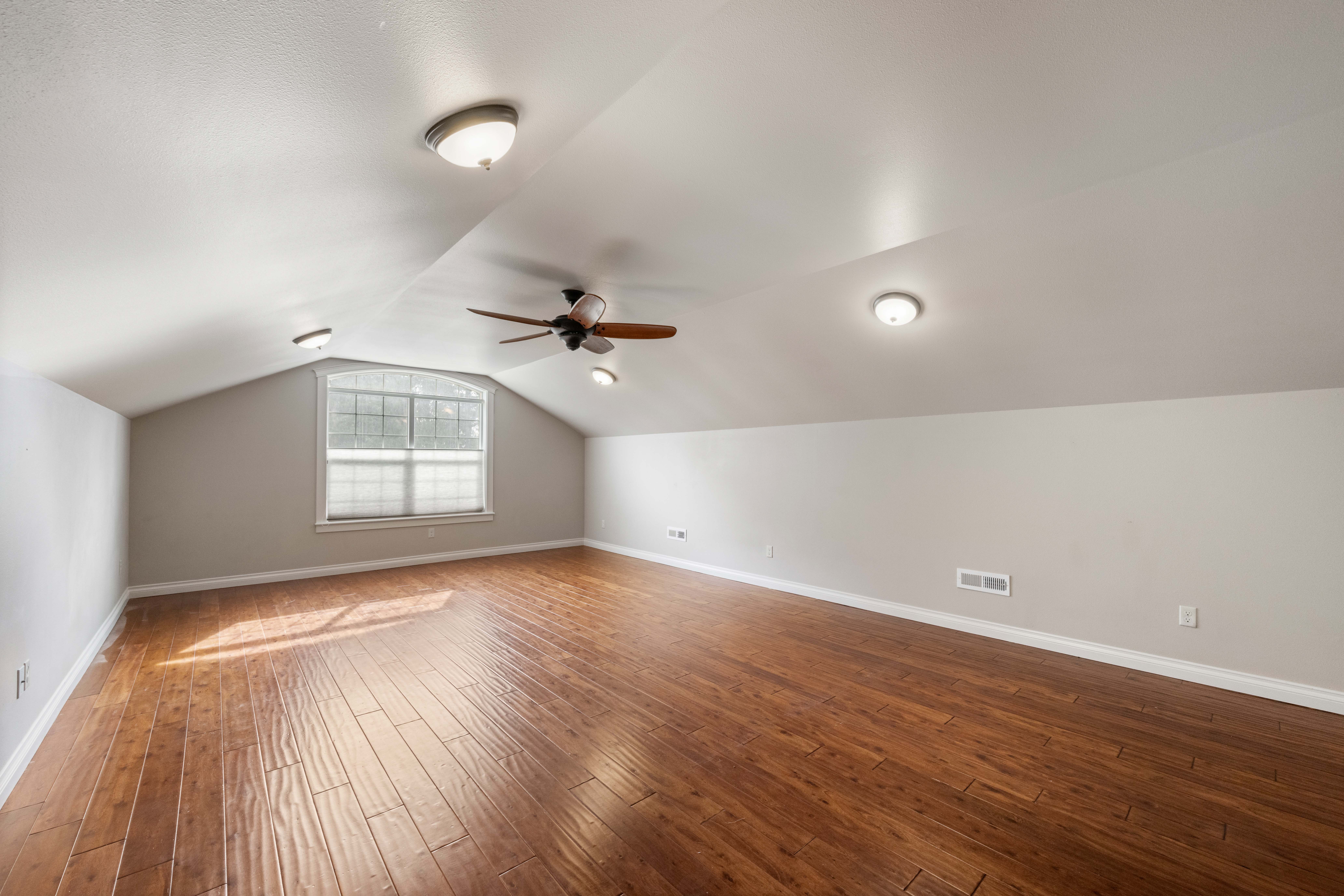  Custom Built on 1 Acre - 物件實景