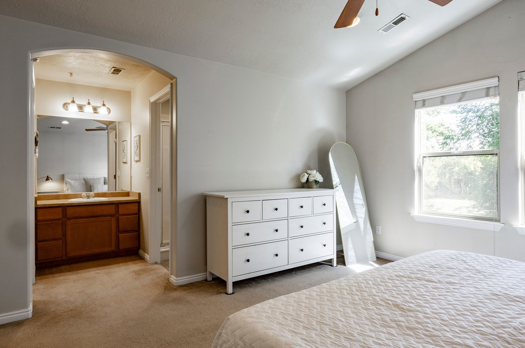  Private Millcreek Townhome with Fenced Backyard & Vaulted Ceilings - 物件實景