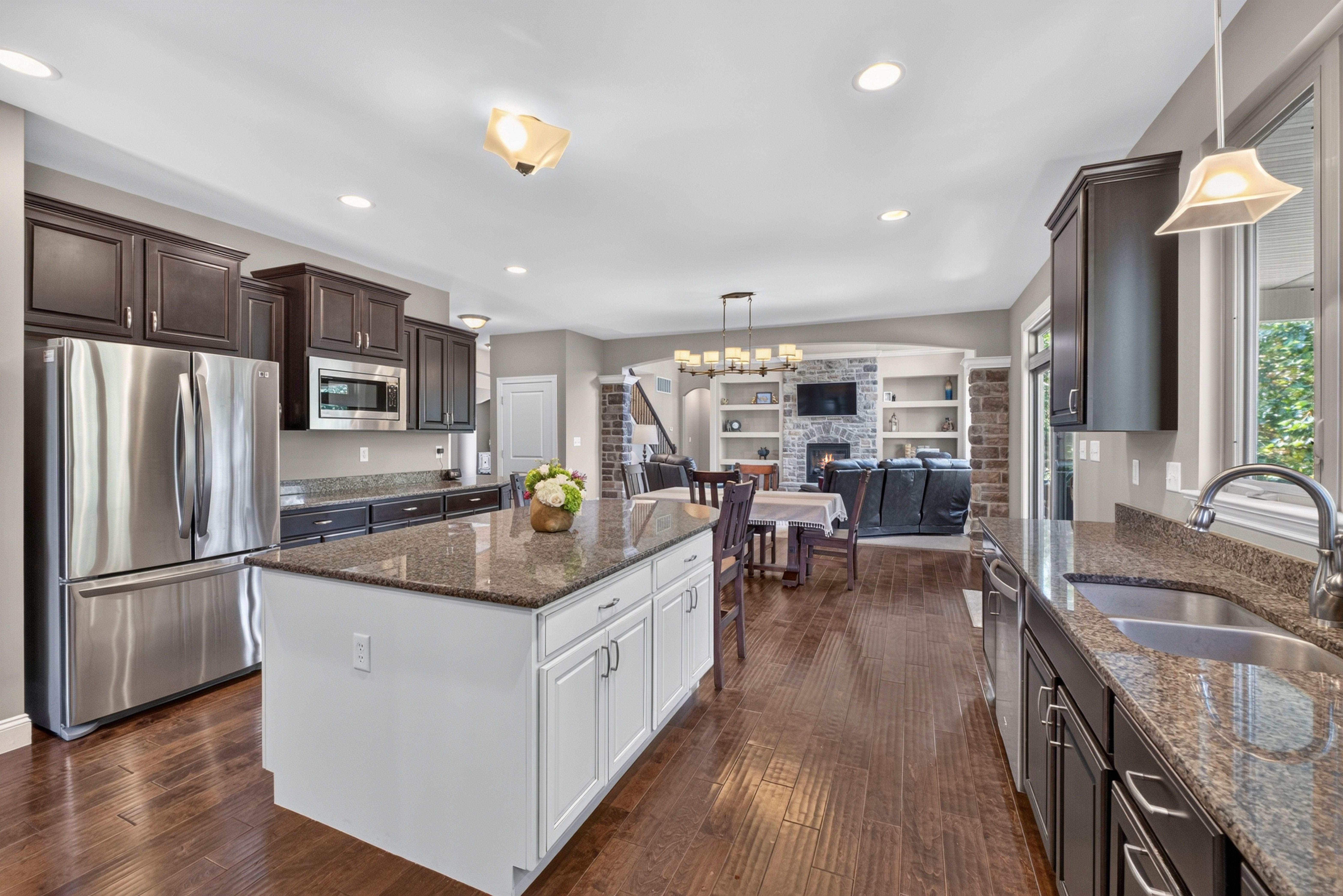  Located on 1.24 acre corner lot backing to mature trees. - 物件實景