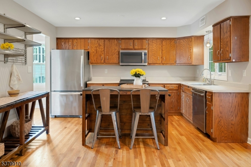 Mendham Boro, New Jersey, 07945, United States, 2 Bedrooms Bedrooms, ,3 BathroomsBathrooms,Residential,For Sale,1926186