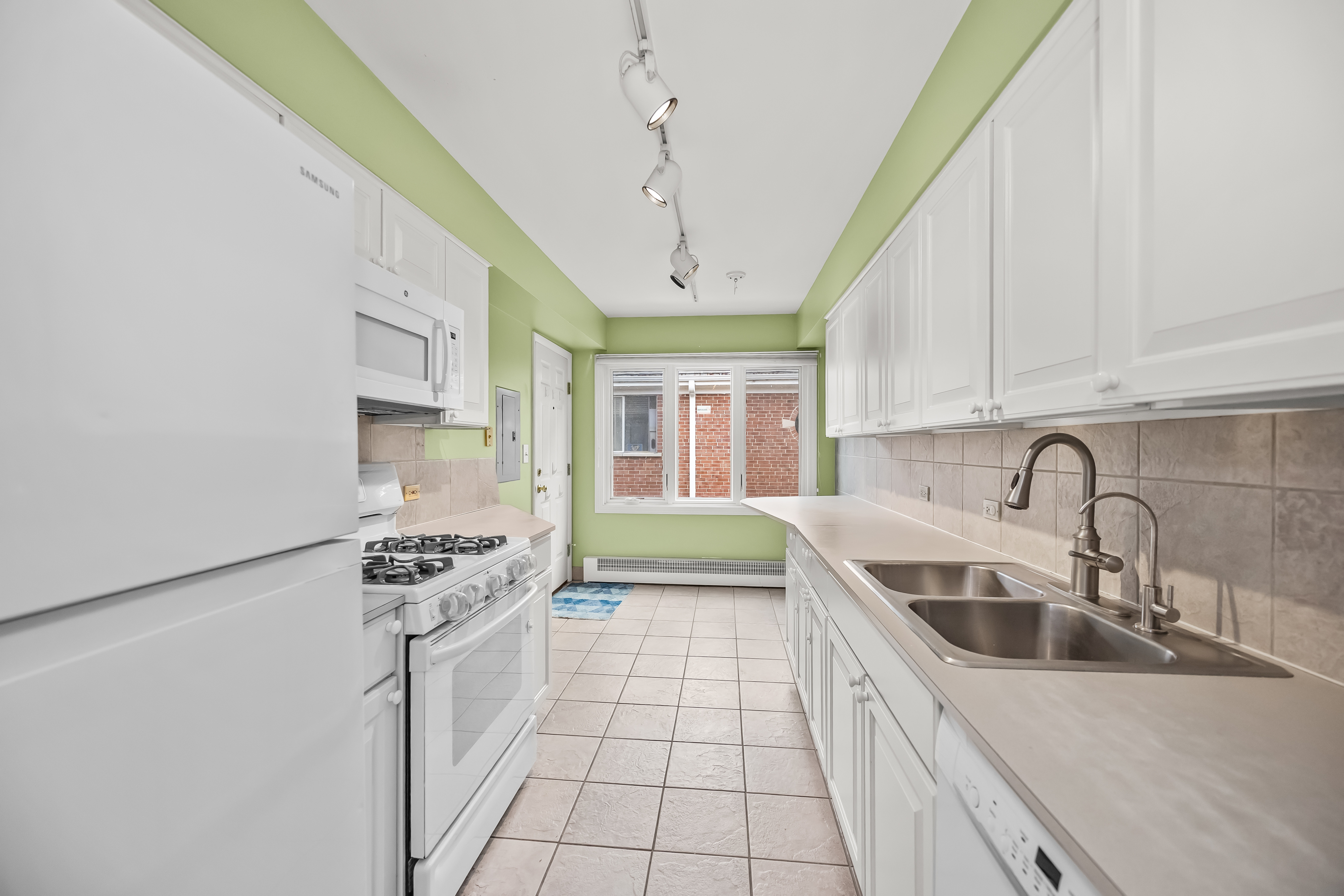  Bright Top Floor 3-bed Room Condo in an Intimate Six-unit Building - 物件實景