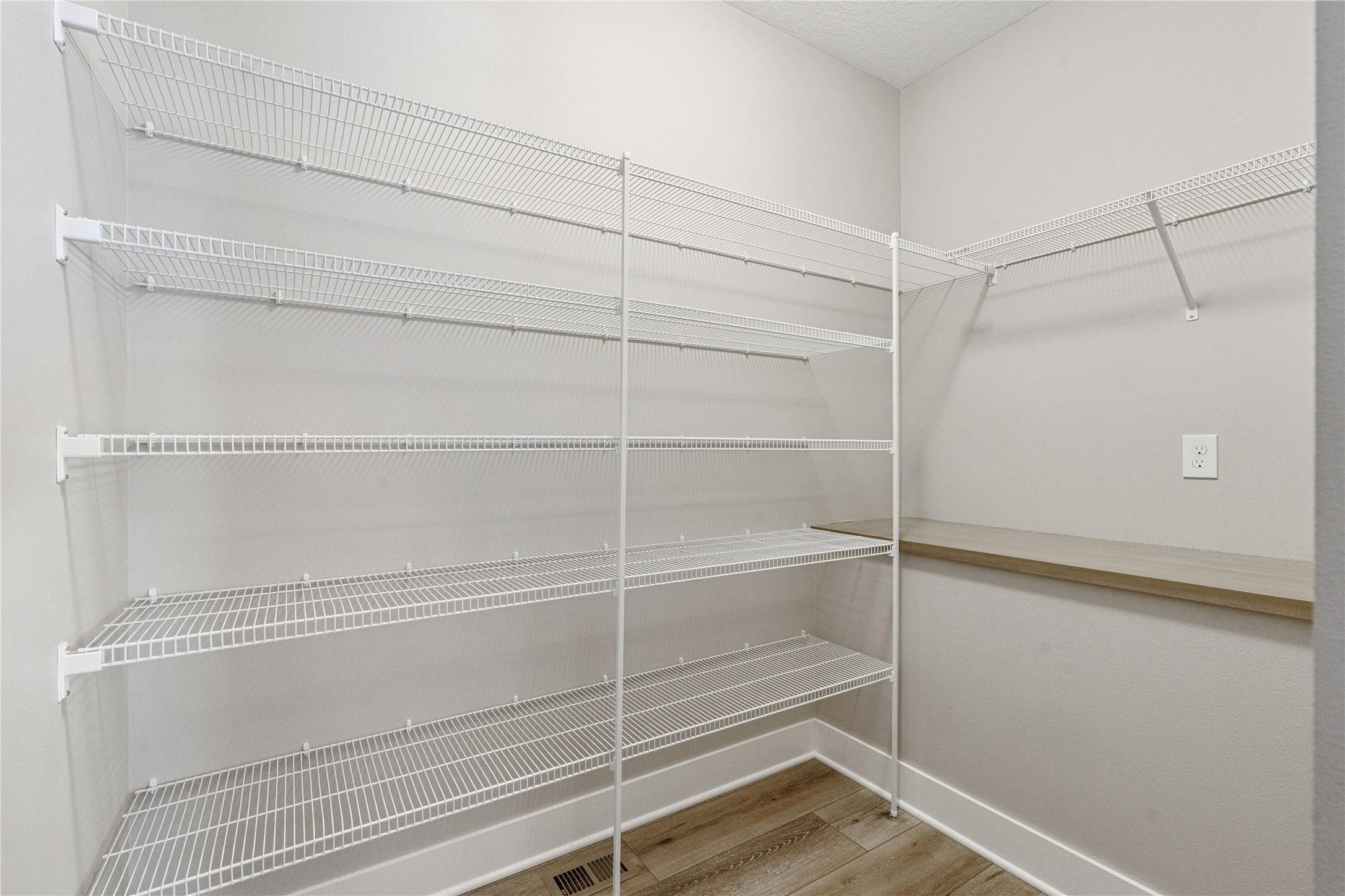 Urbandale, Iowa, 50323, United States, 5 Bedrooms Bedrooms, ,4 BathroomsBathrooms,Residential,For Sale,2005616