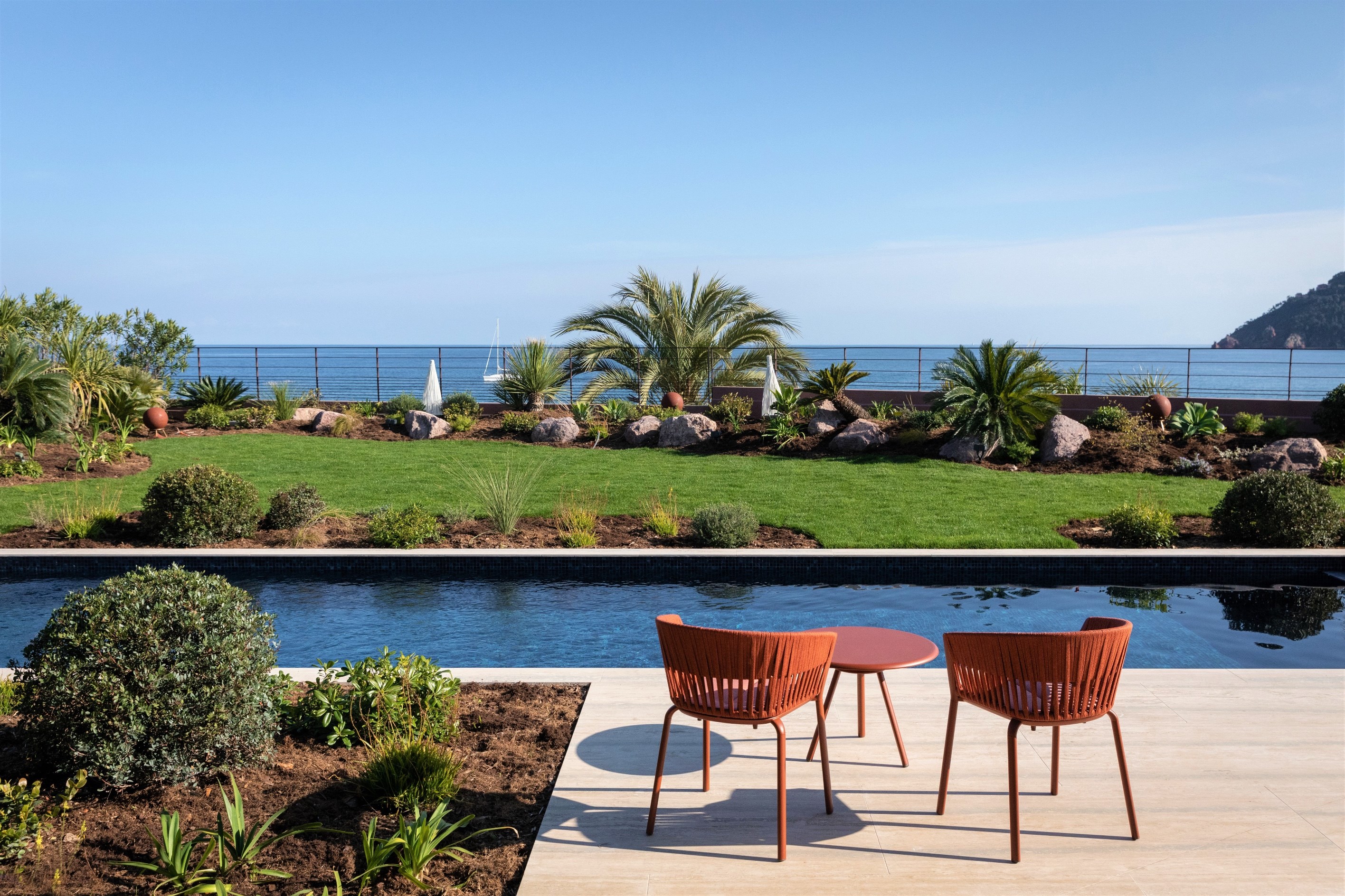  Mandelieu-la-Napoule, contemporary seafront villa with pool and Mediterranean v… - 物件實景