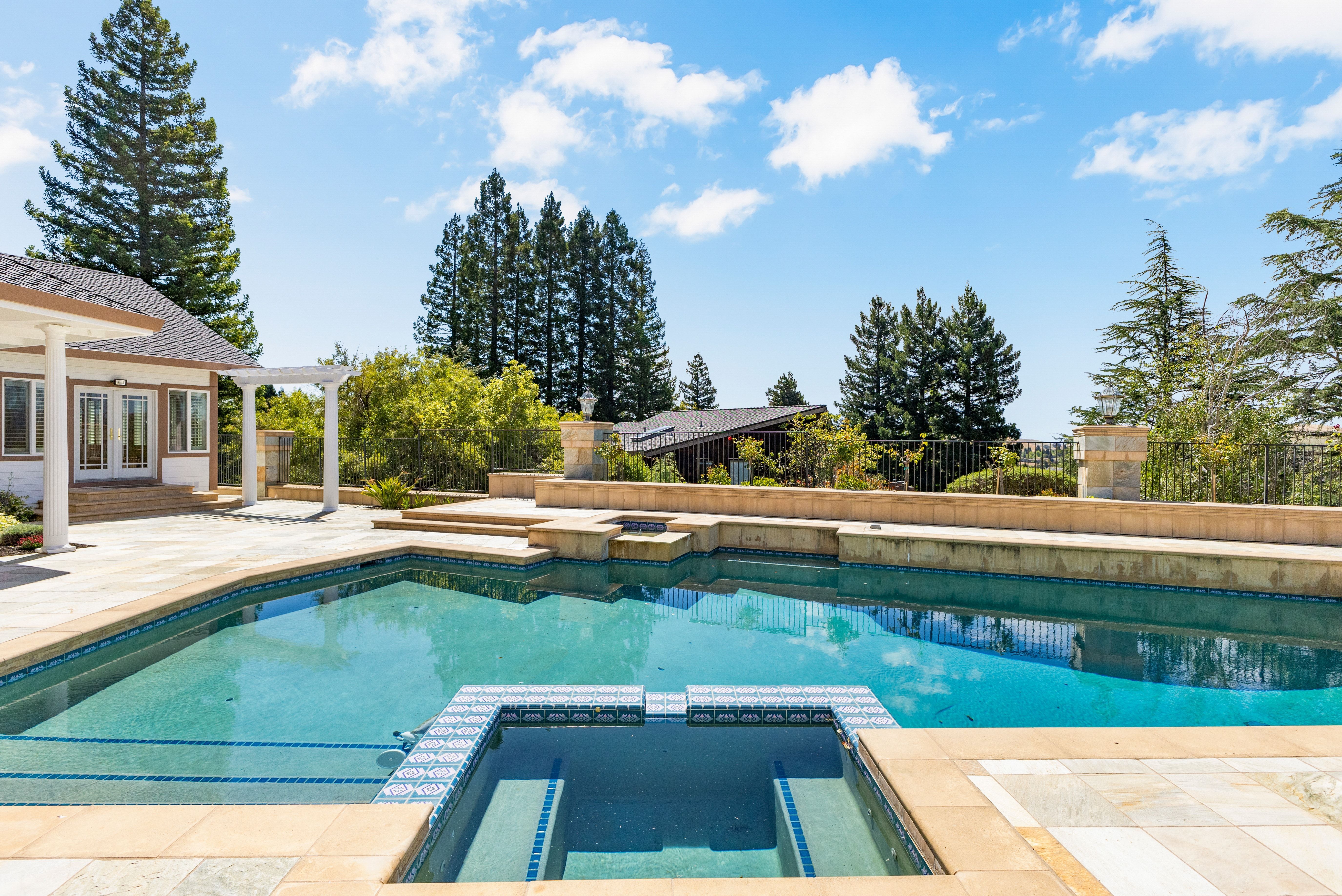  Elegant Custom Home in Gated Silver Maple - 物件實景