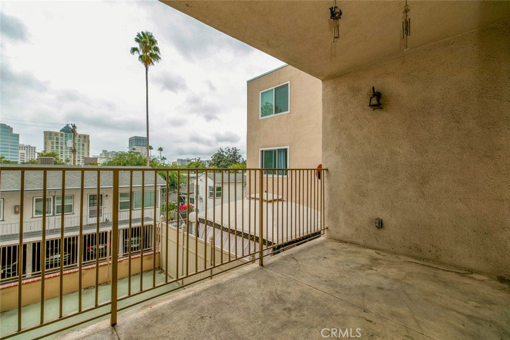 Glendale, California, 91202, United States, 2 Bedrooms Bedrooms, ,1 BathroomBathrooms,Residential,For Sale,1988969