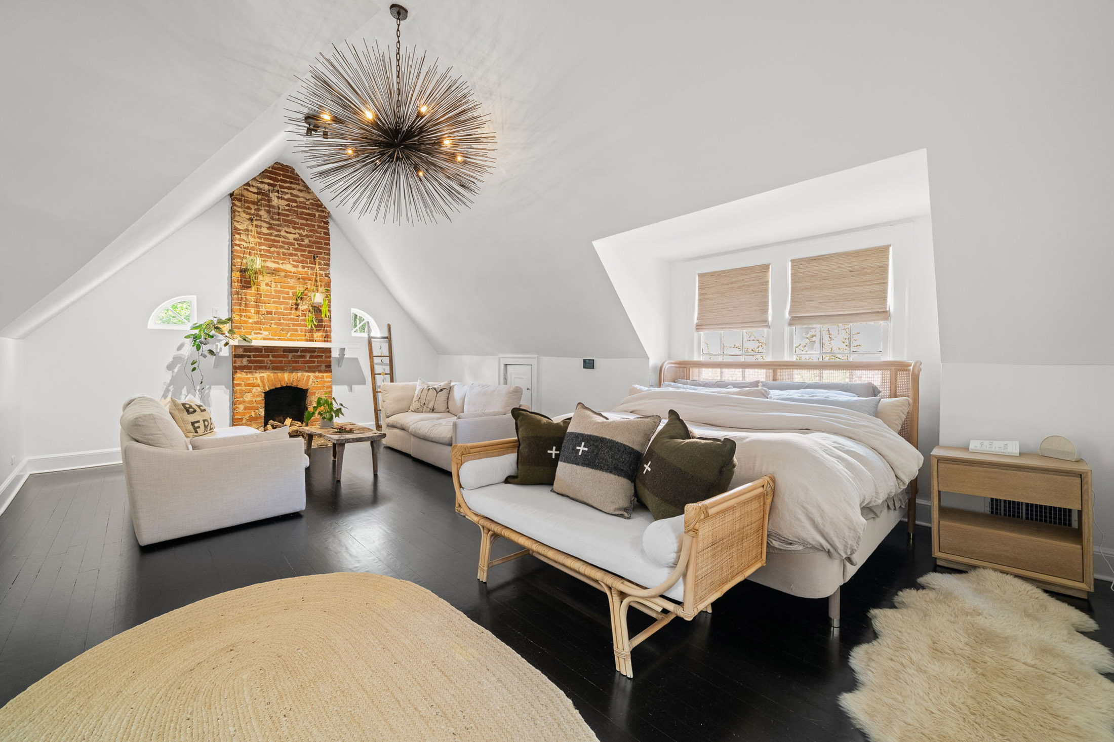  Timeless Character, Thoughtful Renovations and an Unbeatable Location - 物件實景