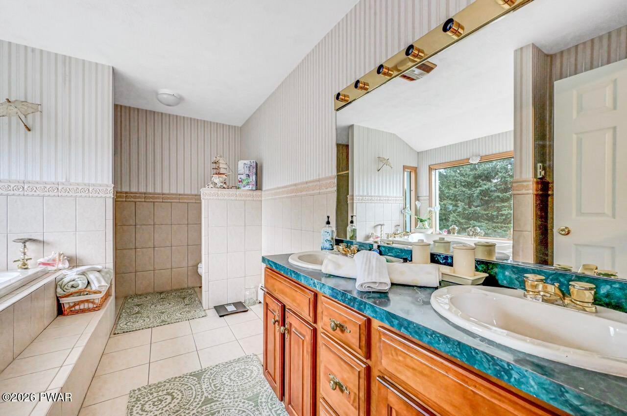 Hawley, Pennsylvania, 18428, United States, 3 Bedrooms Bedrooms, ,3 BathroomsBathrooms,Residential,For Sale,2045204