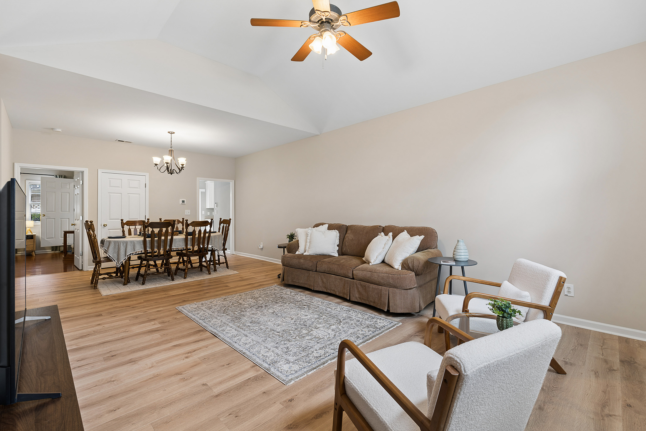  Renovated Three Bedroom Condo in Convenient Magnolia Lane Community - 物件實景