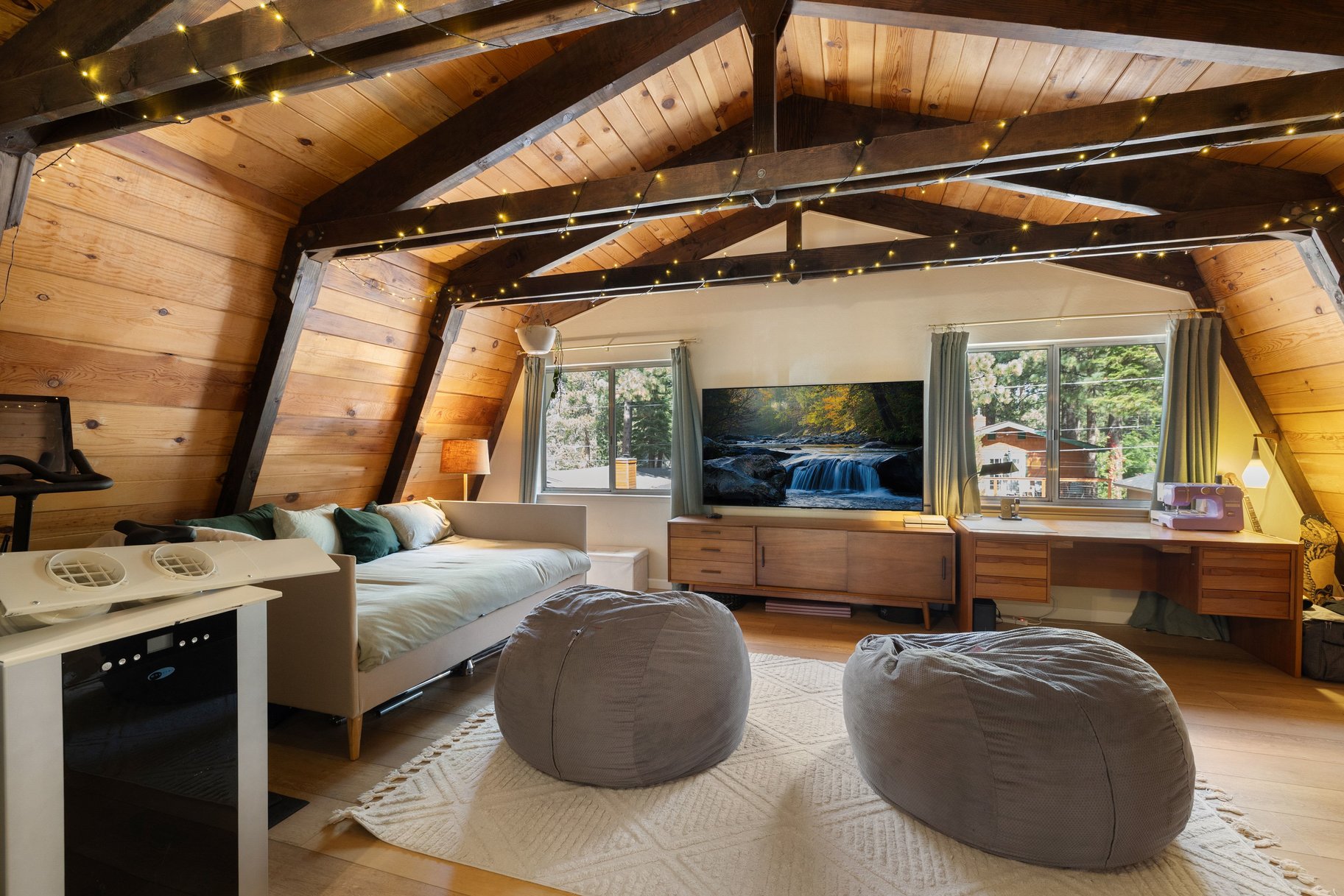  Charming Gambrel-Style Home in a Peaceful Setting - 物件實景