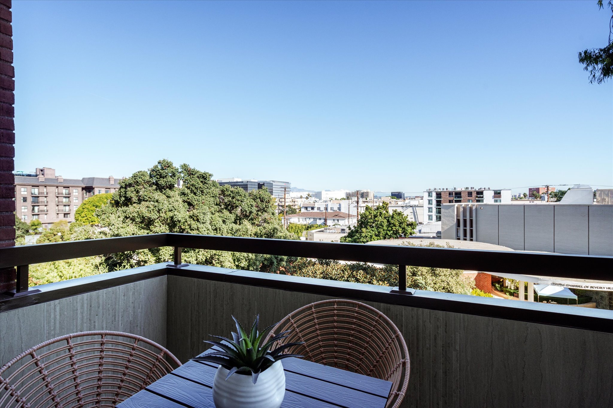  300 N Swall Dr - 物件實景