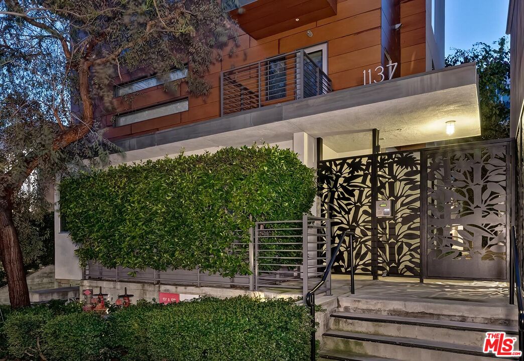 West Hollywood, California, 90069, United States, 2 Bedrooms Bedrooms, ,2 BathroomsBathrooms,Residential,For Sale,1760061