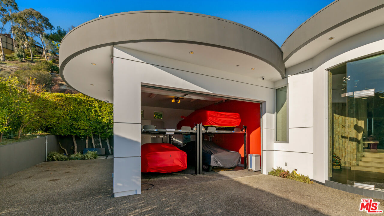 Los Angeles, California, 90069, United States, 4 Bedrooms Bedrooms, ,4 BathroomsBathrooms,Residential,For Sale,1766508