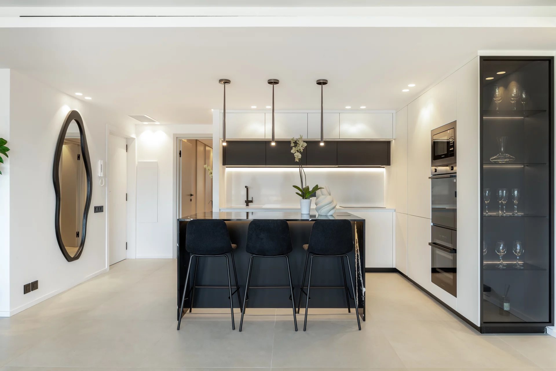 Nice, Provence-Alpes-Côte d’Azur, 06000, FR, 2 Bedrooms Bedrooms, ,Residential,For Sale,1998123