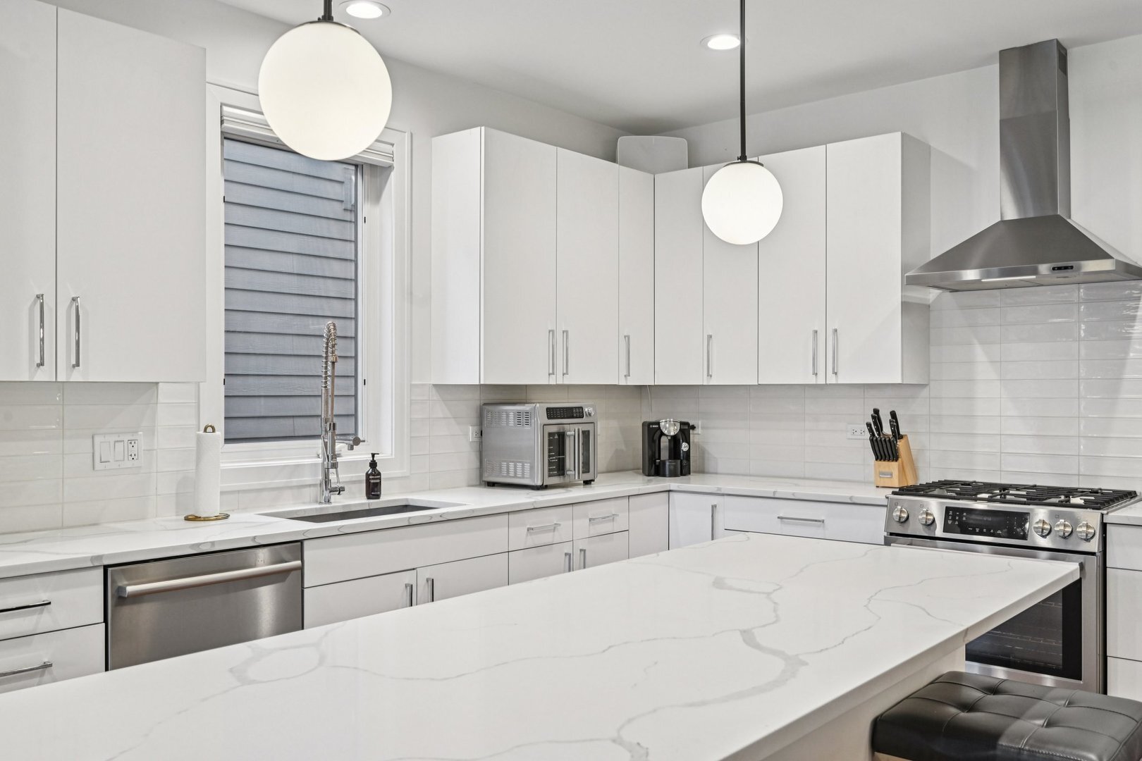 Evanston, Illinois, 60202, United States, 4 Bedrooms Bedrooms, ,3 BathroomsBathrooms,Residential,For Sale,1991957