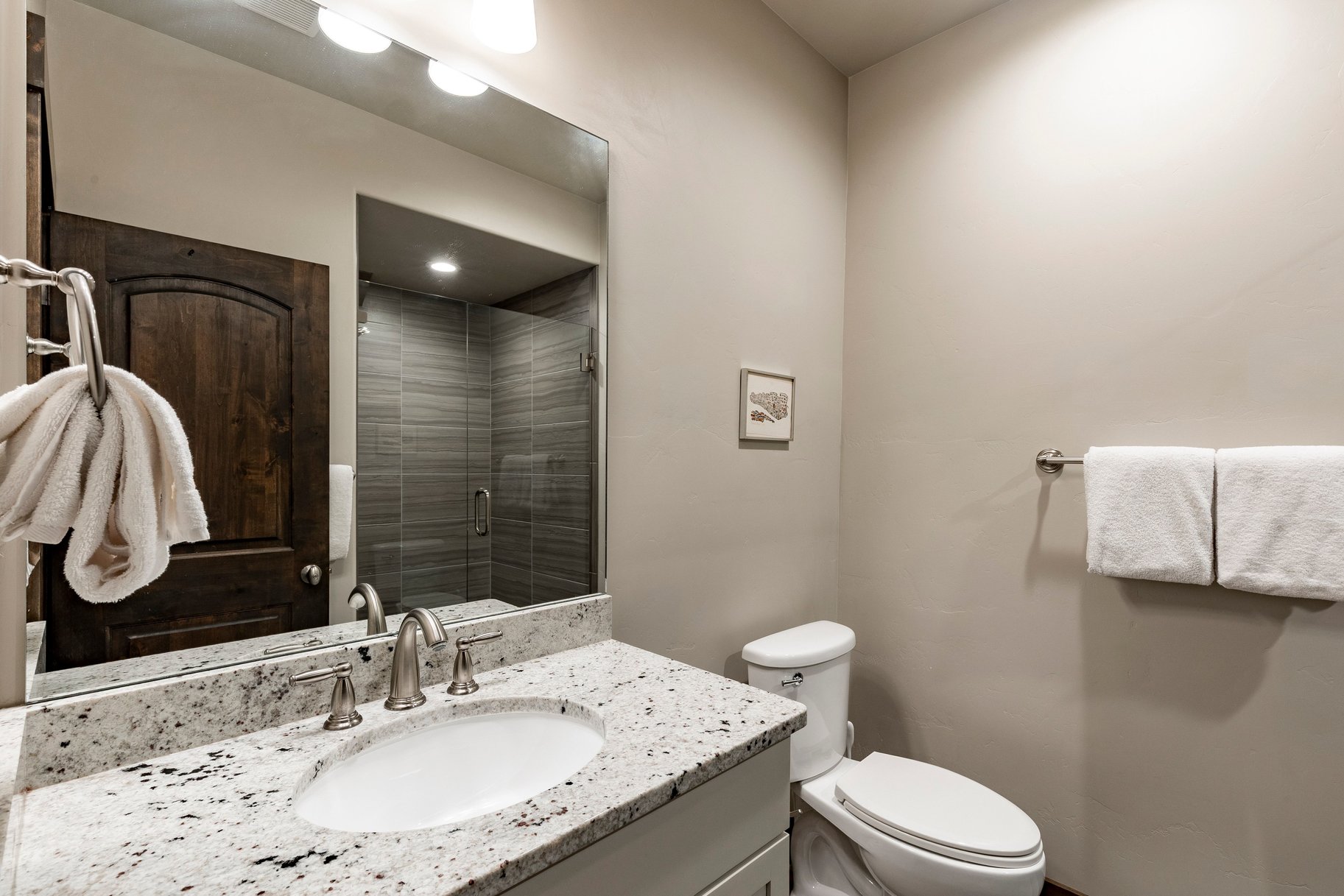  Stunning End-Unit Townhome With Loads of Natural Light - 物件實景