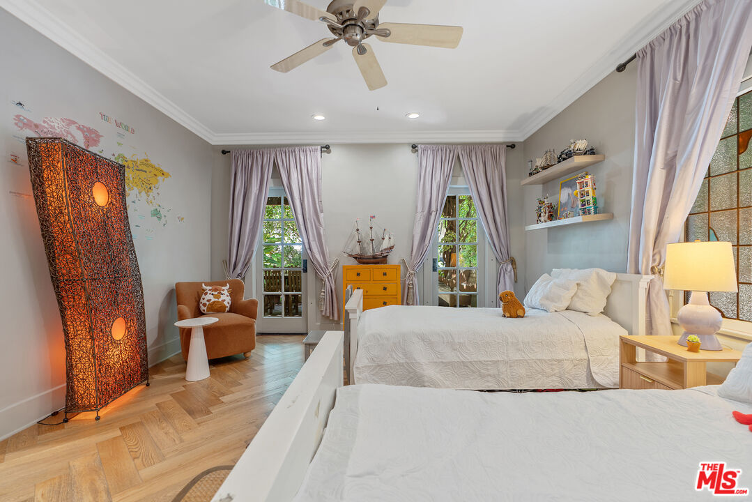 Los Angeles, California, 90005, United States, 3 Bedrooms Bedrooms, ,3 BathroomsBathrooms,Residential,For Sale,1876512