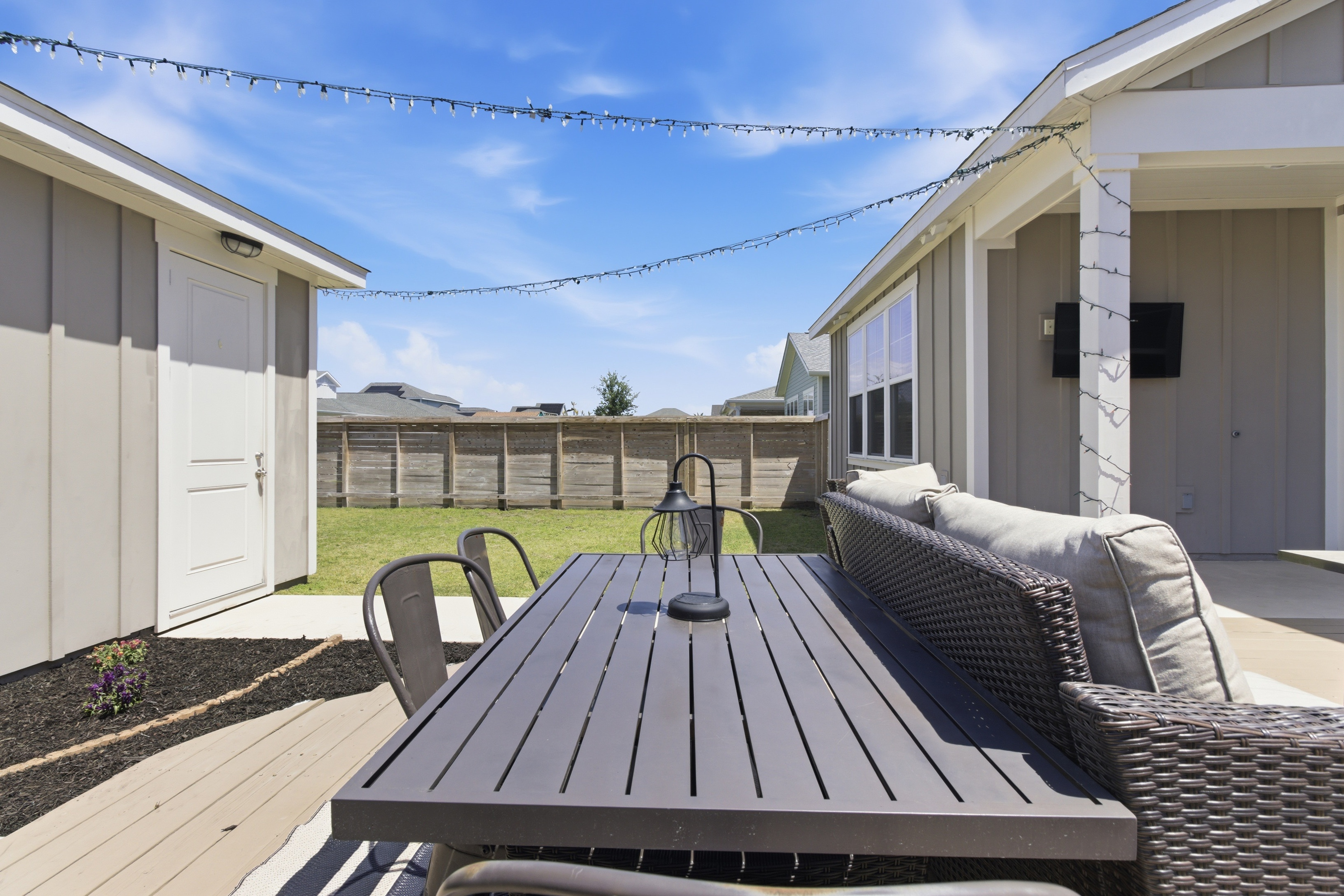  Spacious Corner-Lot Retreat With Flexible Living - 物件實景