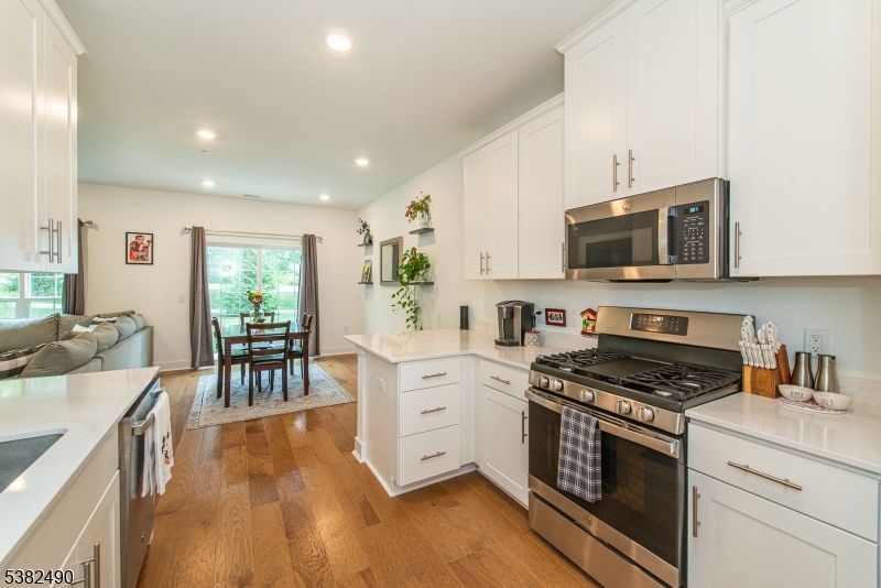 Morris Plains Boro, New Jersey, 07950, United States, 2 Bedrooms Bedrooms, ,3 BathroomsBathrooms,Residential,For Sale,1939204