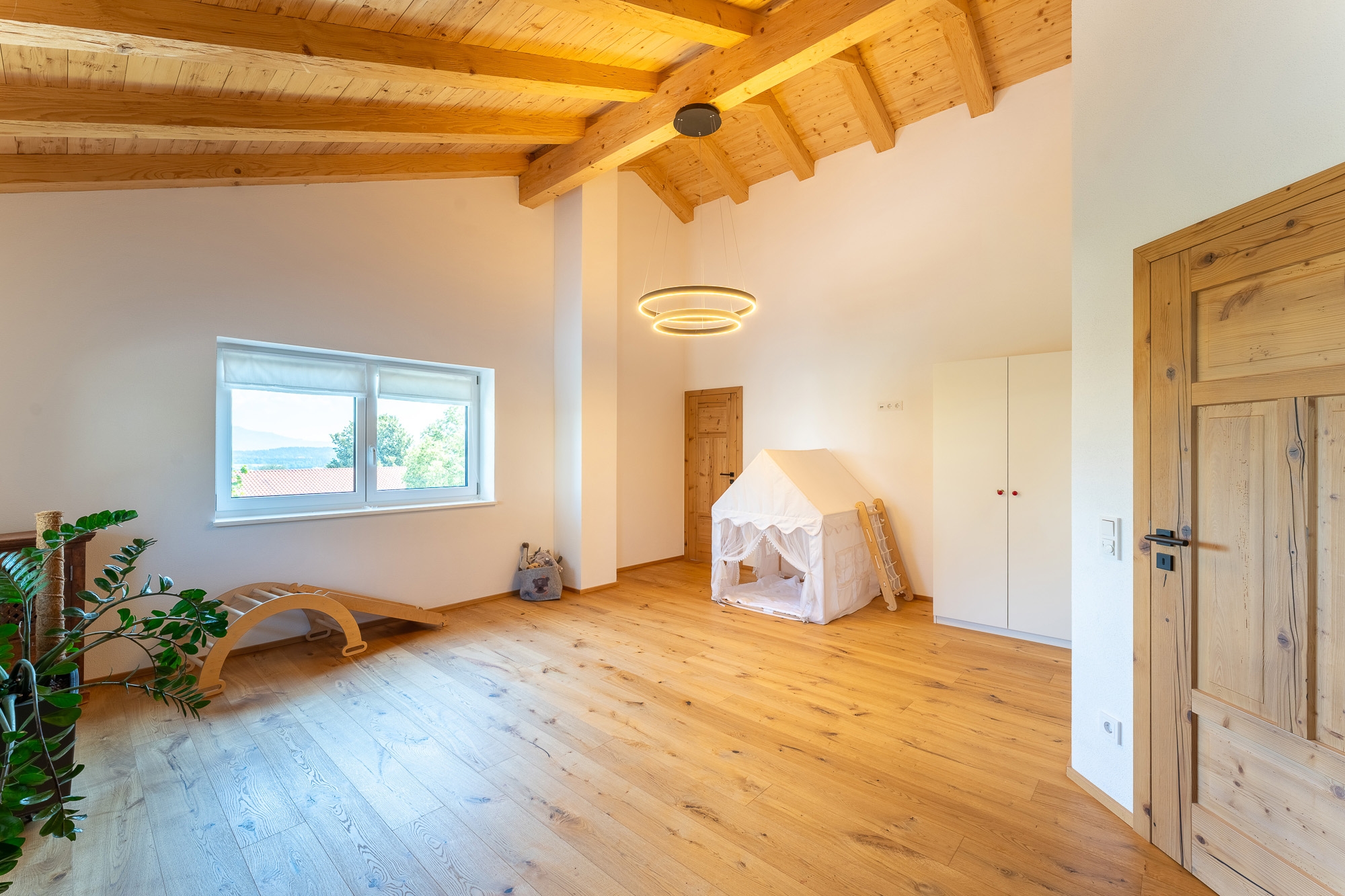  where  every day begin s with a view of the mountains: modern living with a pan... - 物件實景