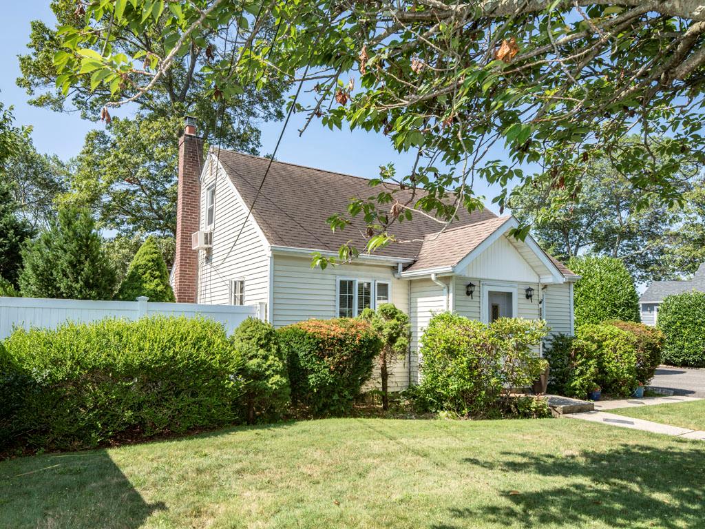 West Islip, New York, 11795, United States, 3 Bedrooms Bedrooms, ,2 BathroomsBathrooms,Residential,For Sale,1923514